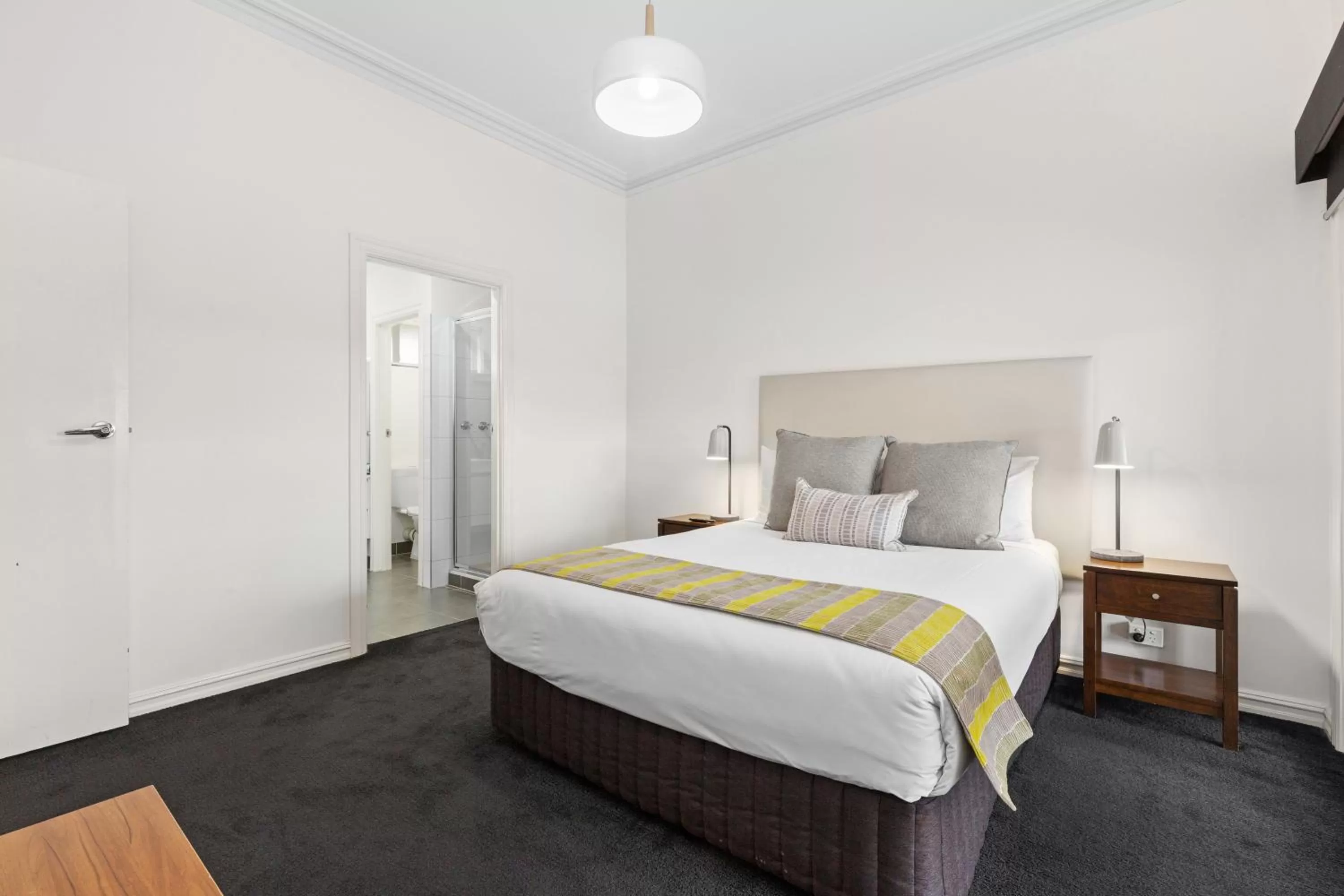 Bedroom, Bed in All Seasons Resort Hotel Bendigo