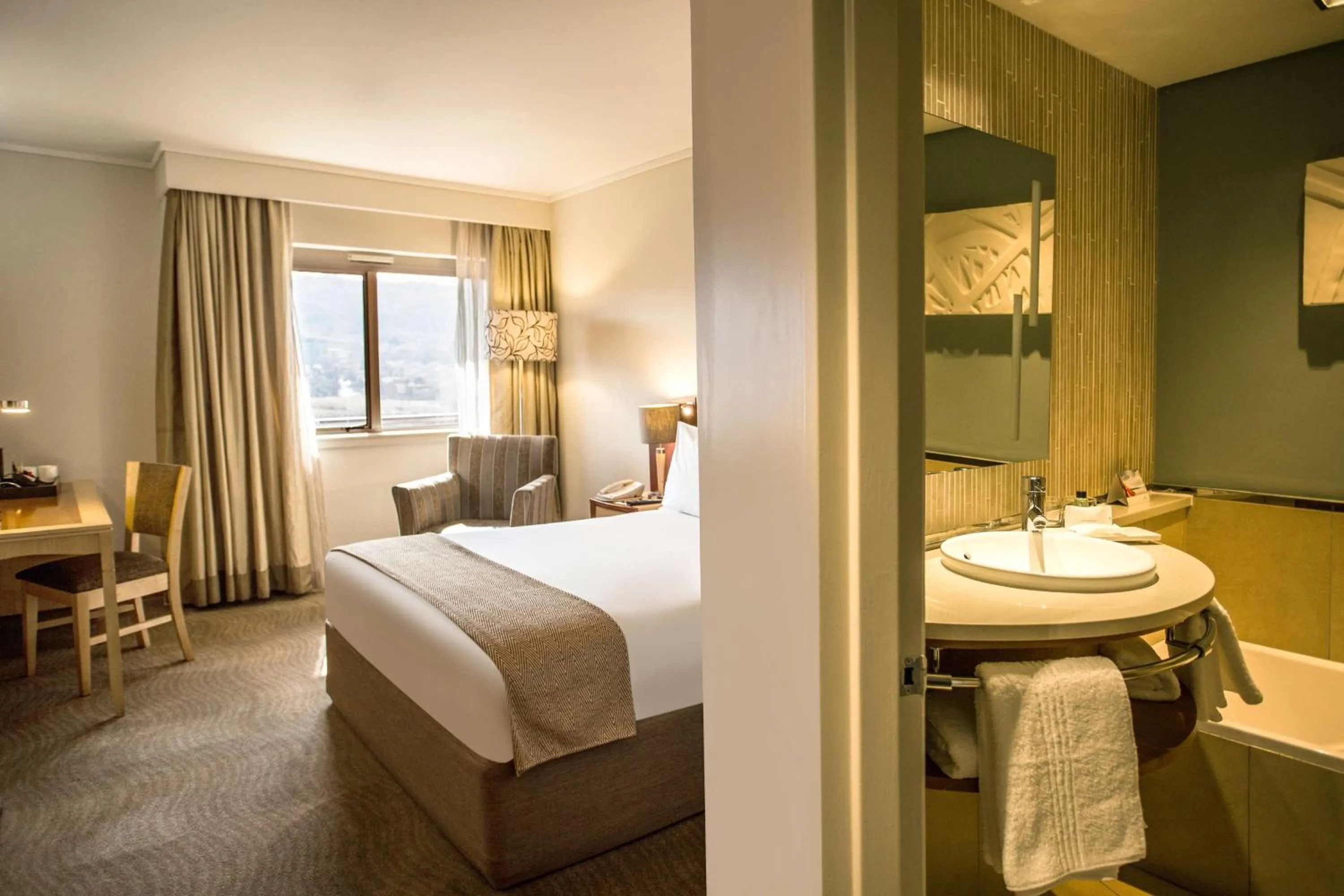 Bathroom, Bed in Garden Court Eastgate