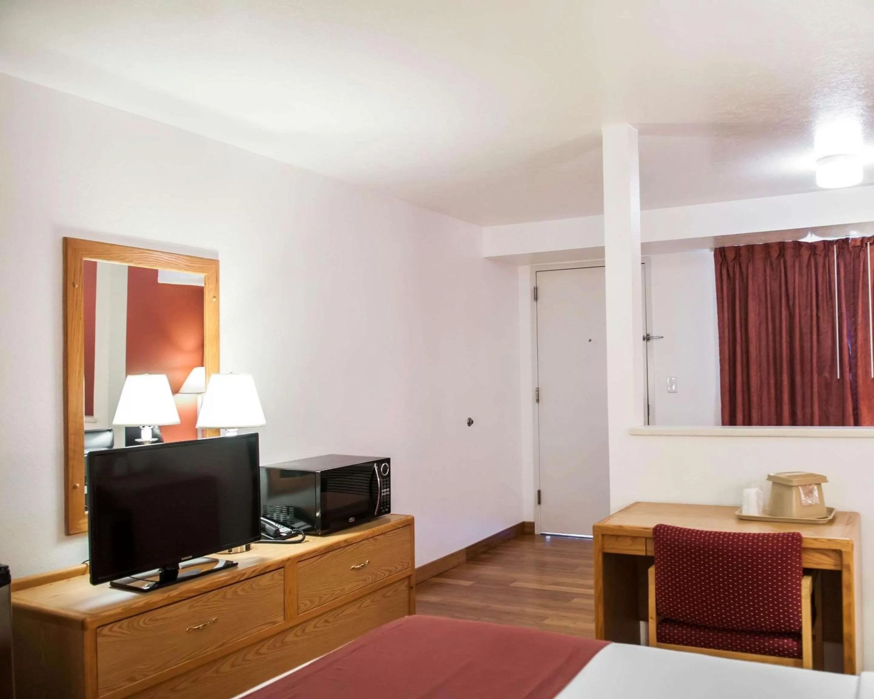 Photo of the whole room, Bed in Econo Lodge Albuquerque Old Town