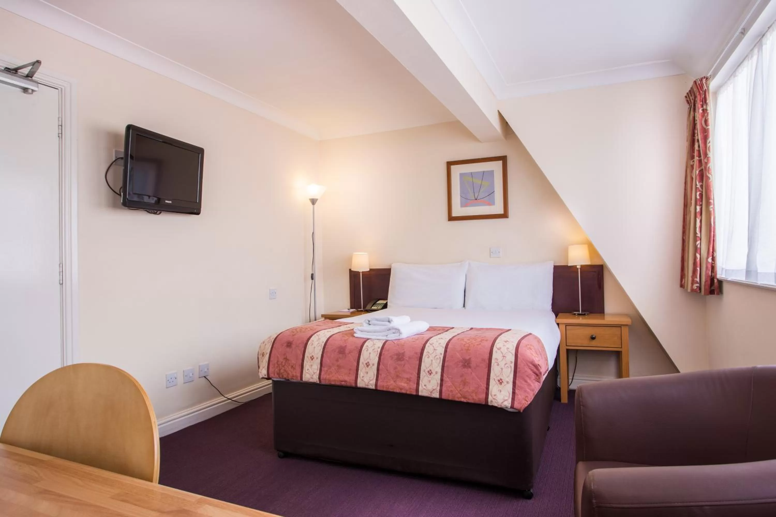 Day, Bed in The Gardens Hotel