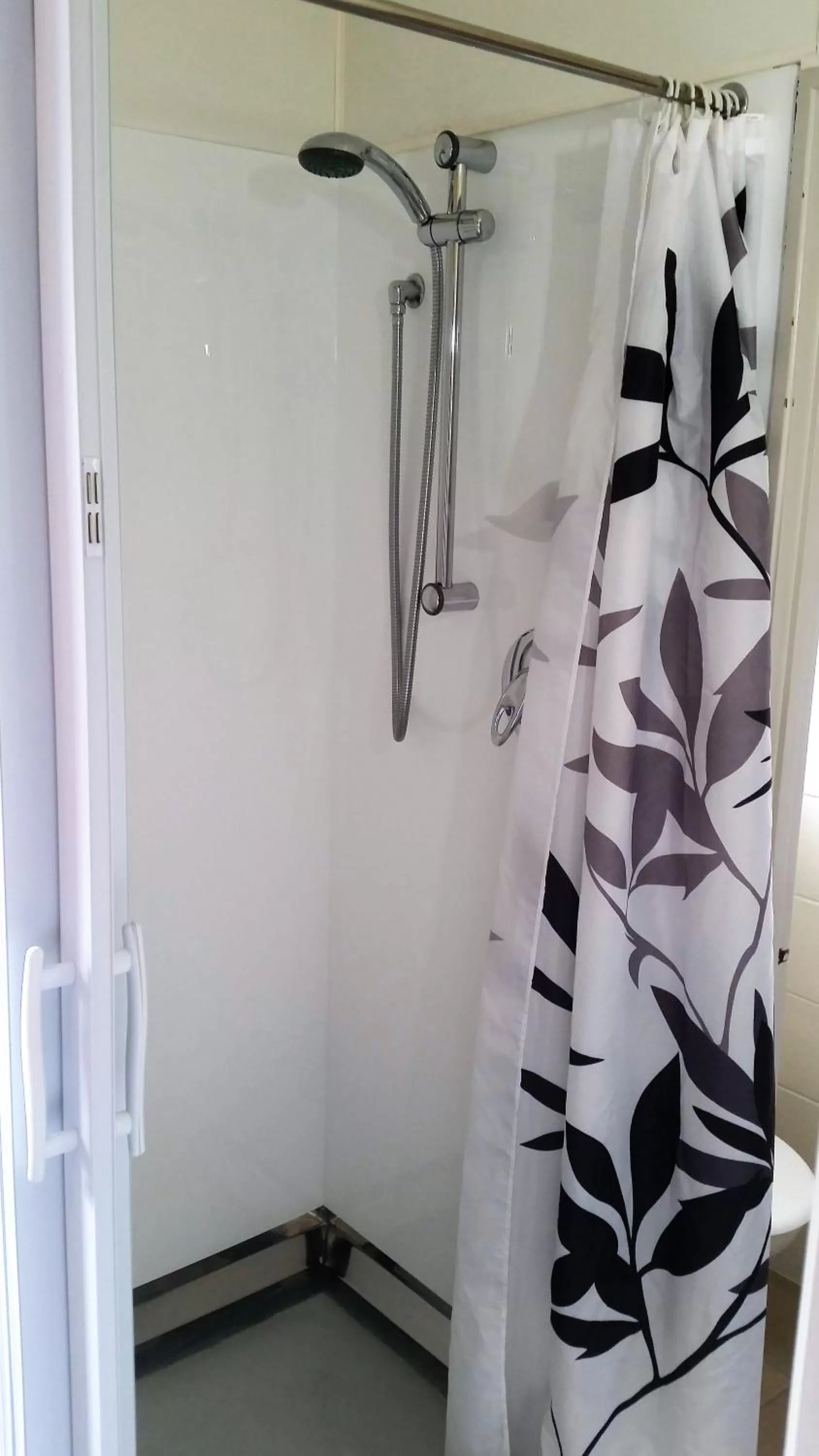 Shower in Stonehaven Motel