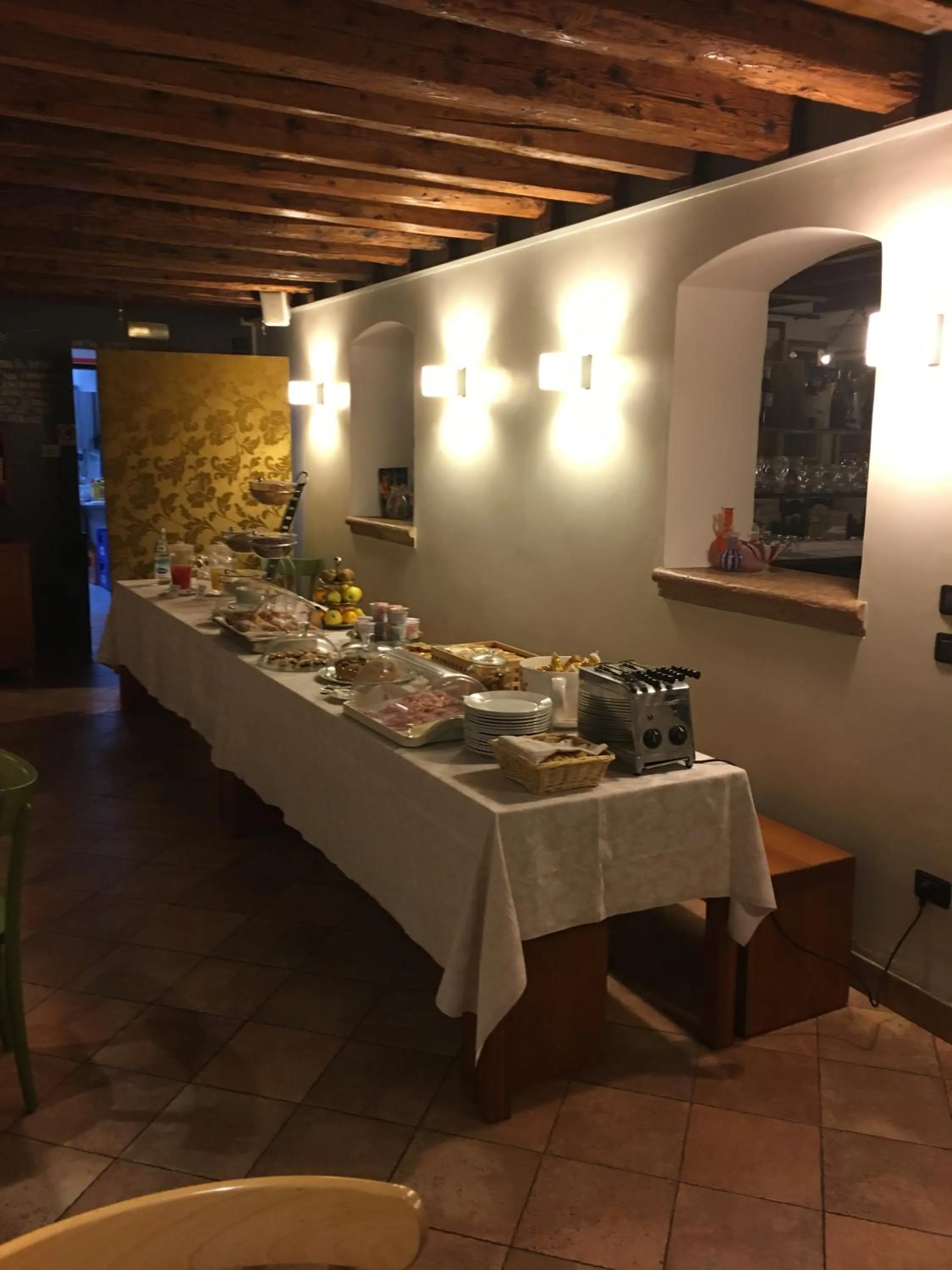 Restaurant/places to eat in Hotel 5 Colonne