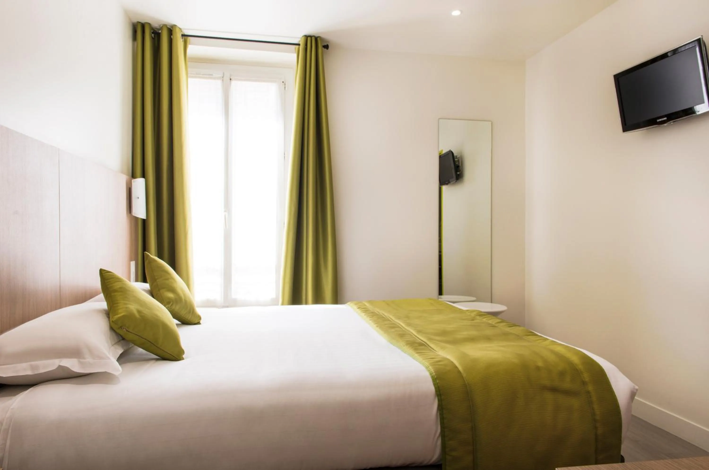 Bed in Hotel Bel Oranger Gare de Lyon