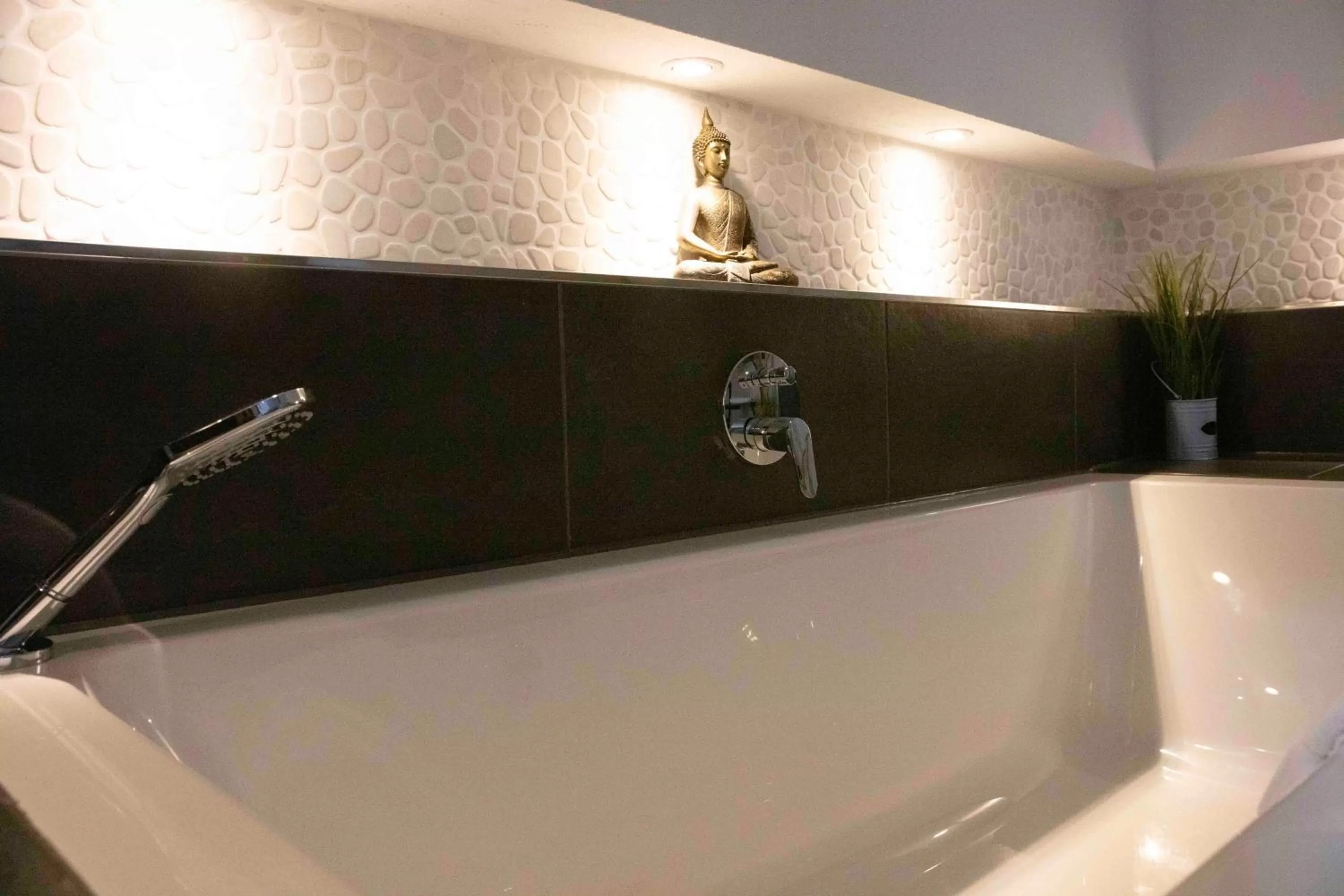 Bath in SL'otel im Parforcehaus