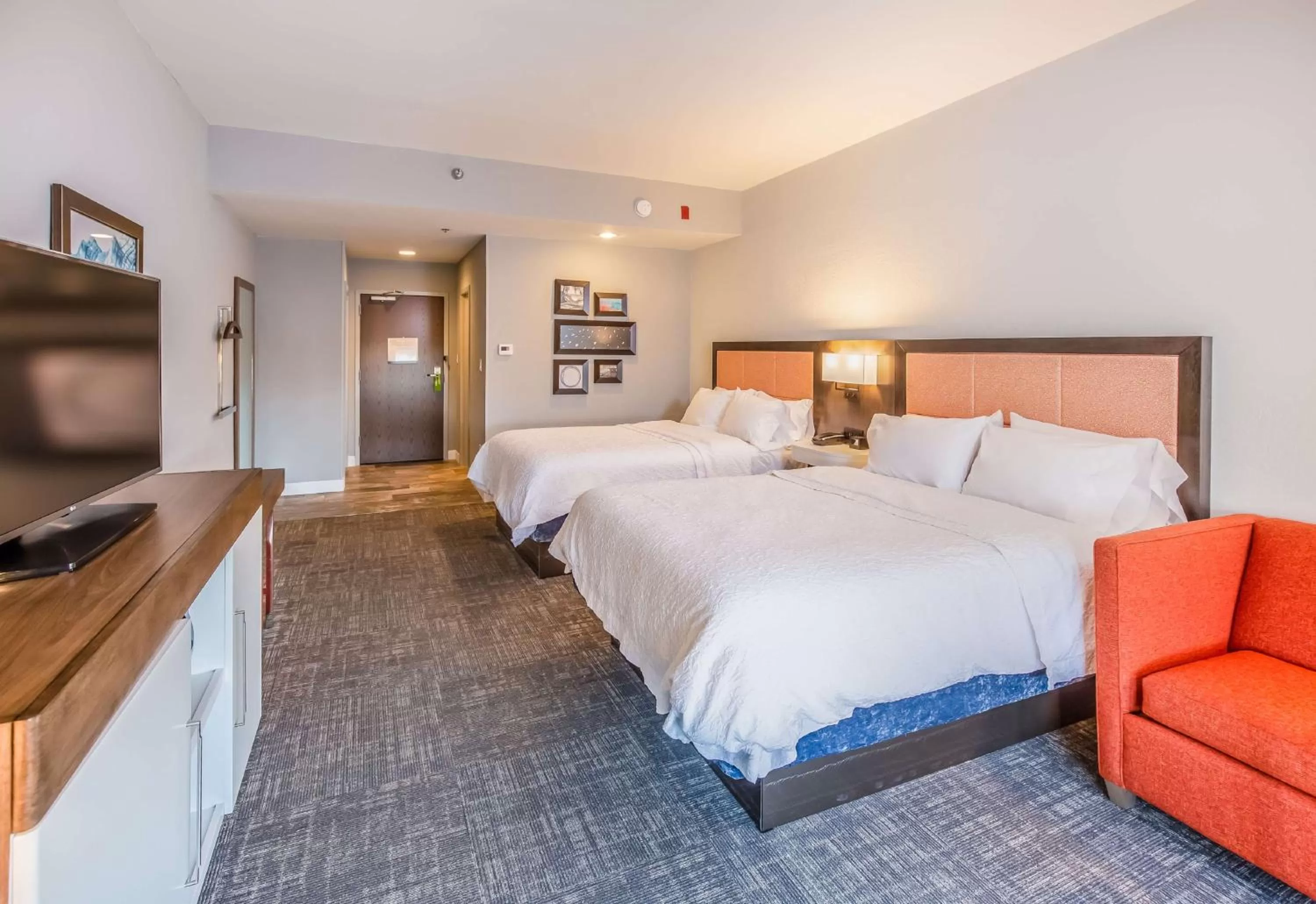 Living room, Bed in Hampton Inn Pensacola Beach