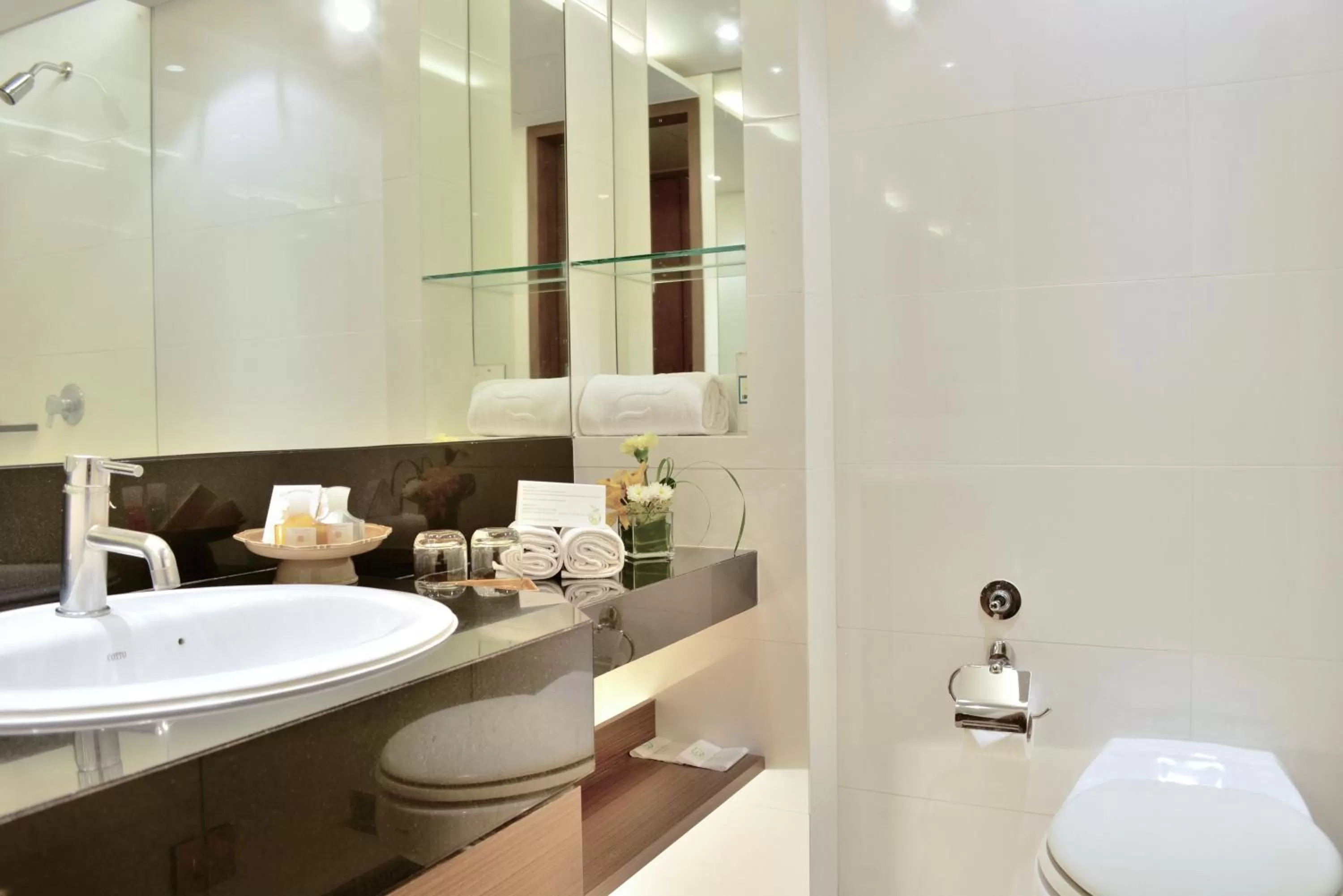 Bathroom in Rama Gardens Hotel Bangkok