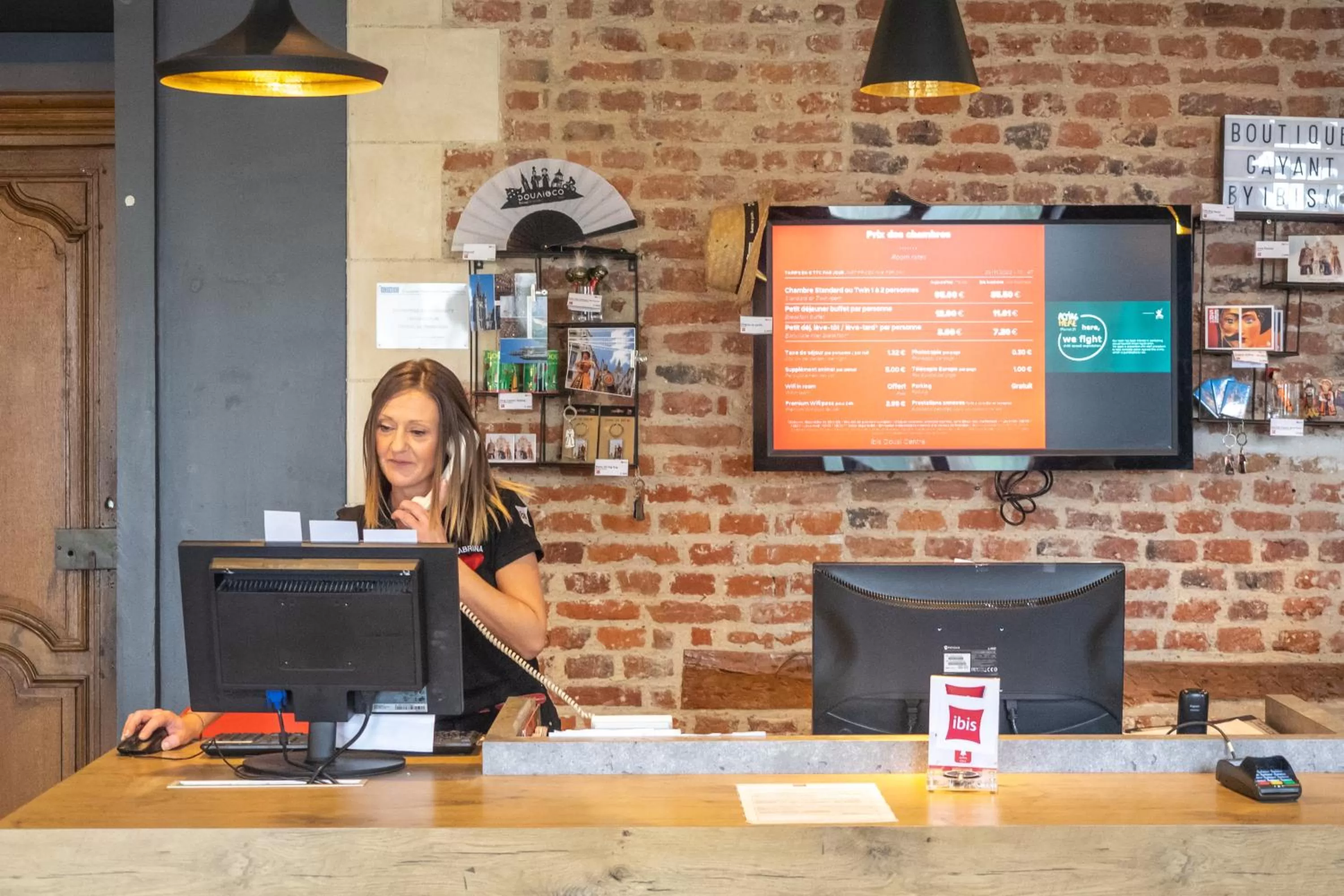 Lobby or reception in ibis Douai Centre