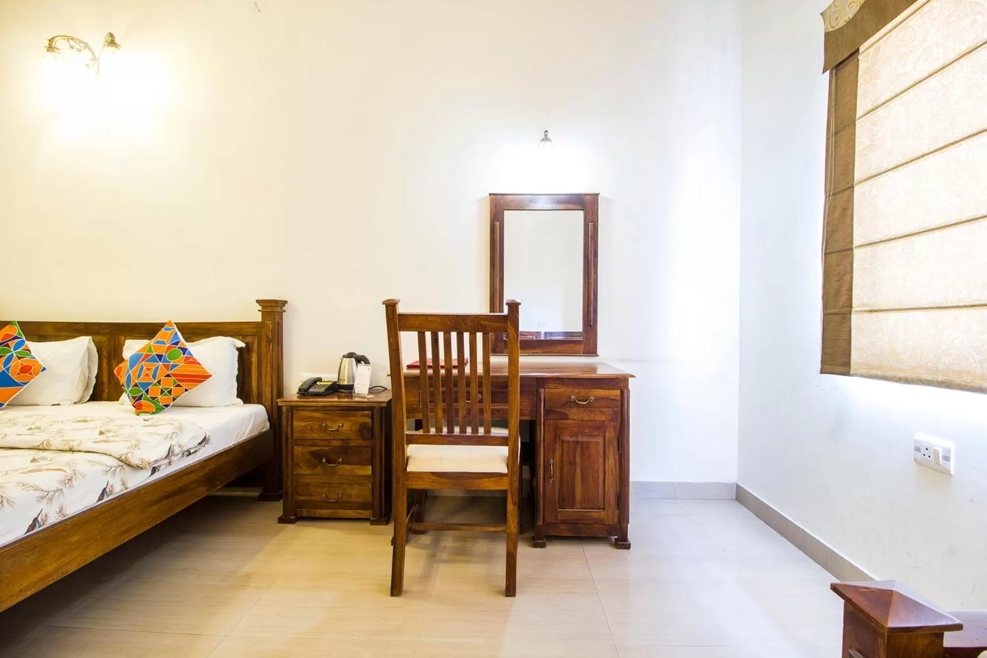 TV and multimedia, Bed in Hotel Raj Kothi Jaipur airport