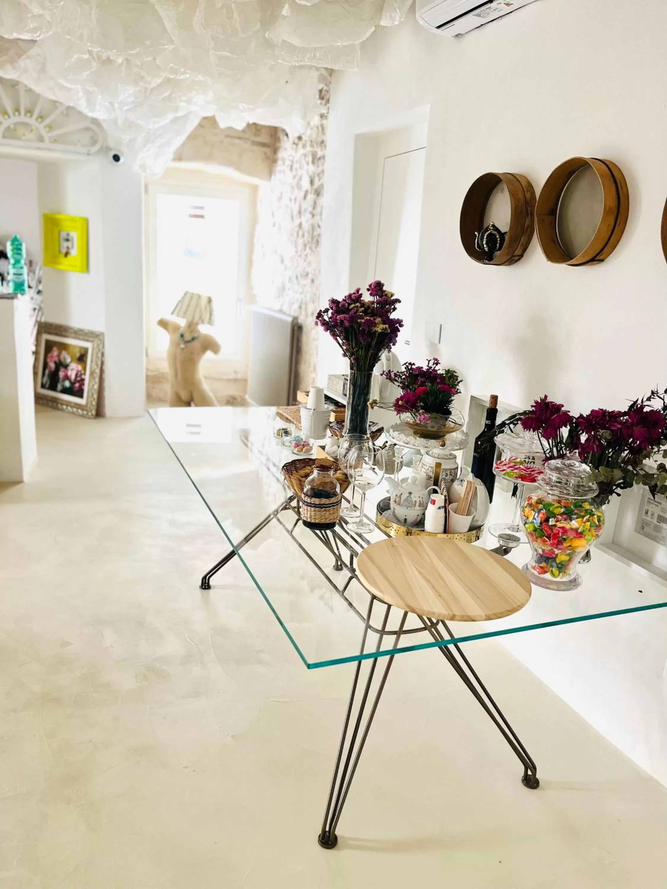 Hydria guest house art gallery