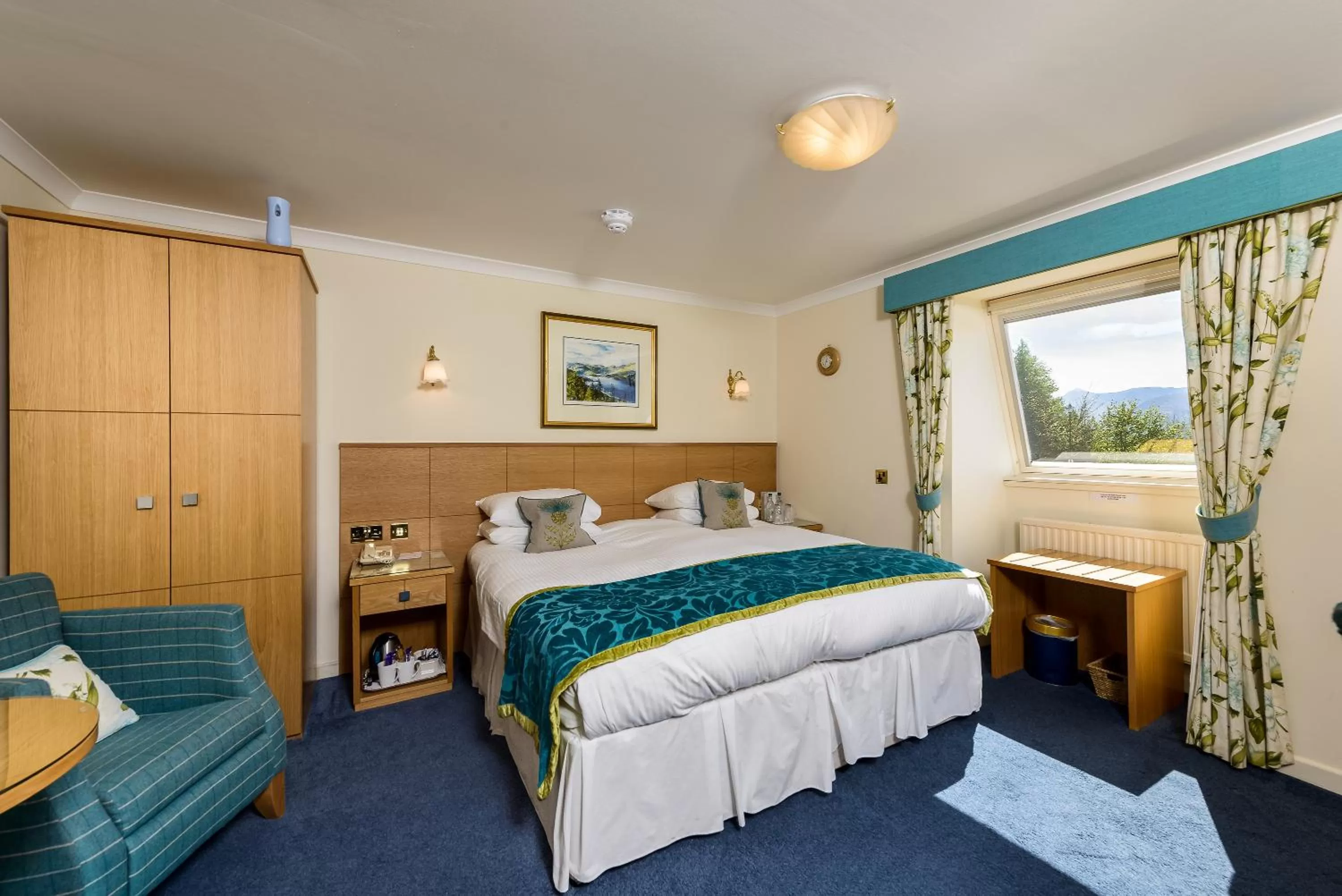 Bedroom, Bed in Moorings Hotel