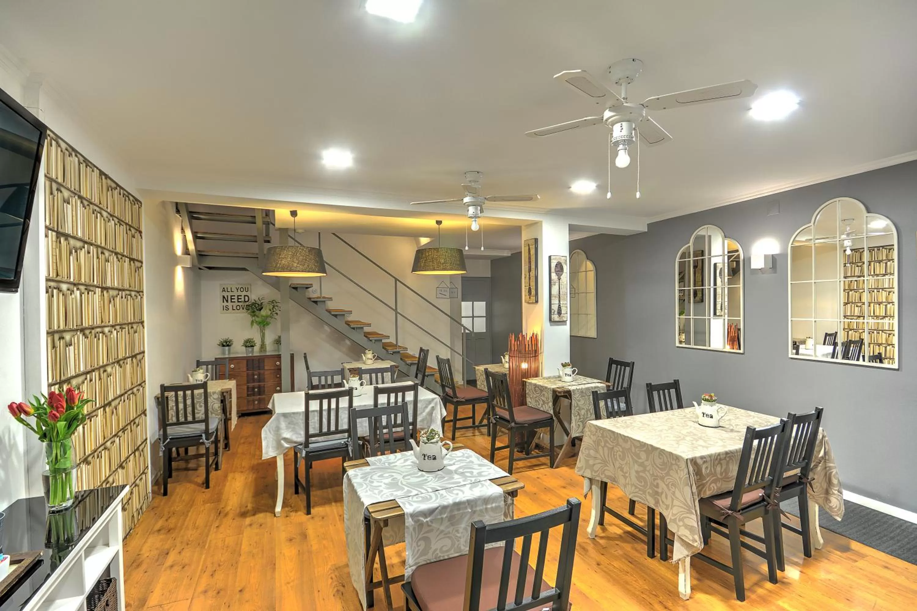 Communal lounge/ TV room in Inn Bairro Alto BA Sweet