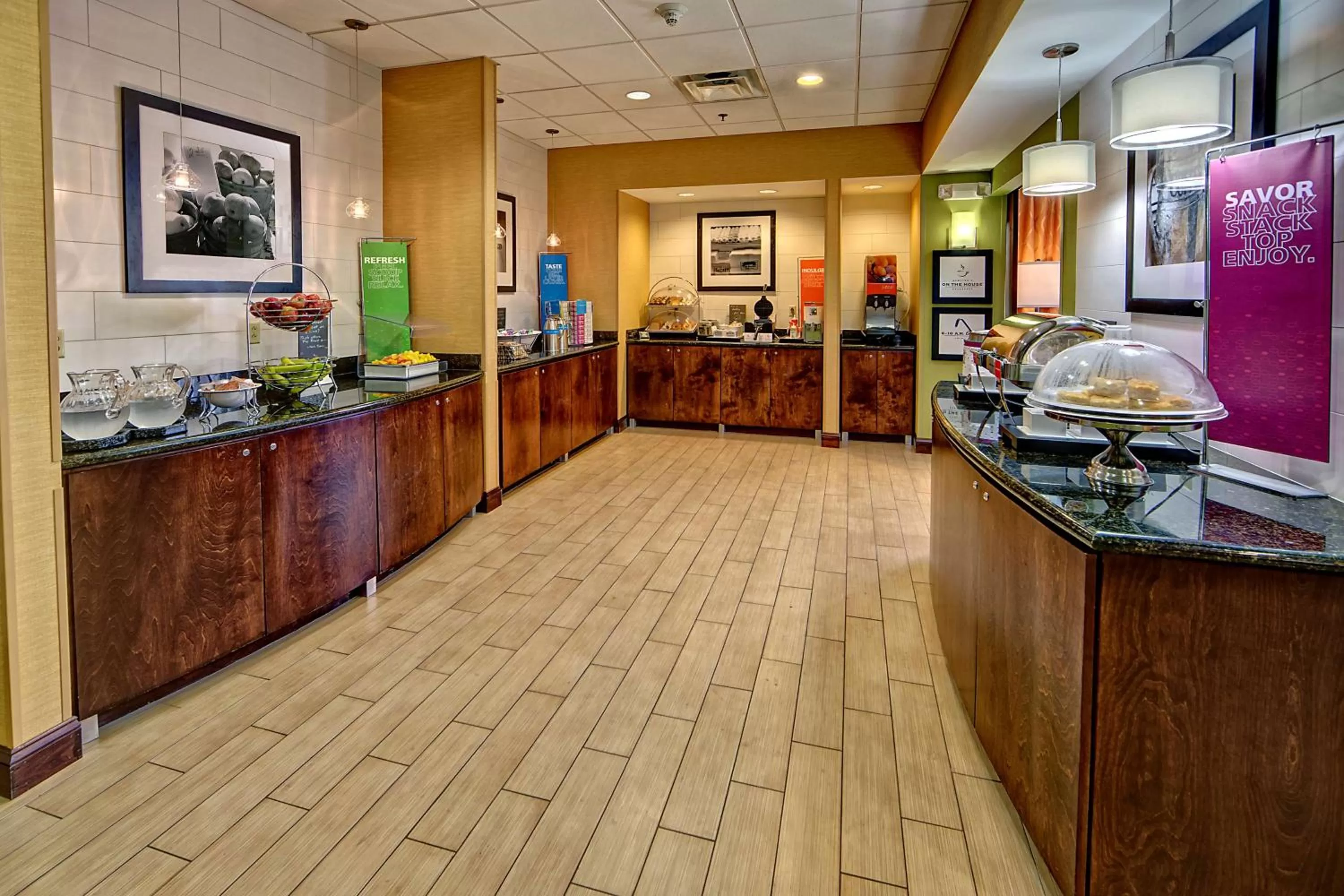 Dining area in Hampton Inn Crossville