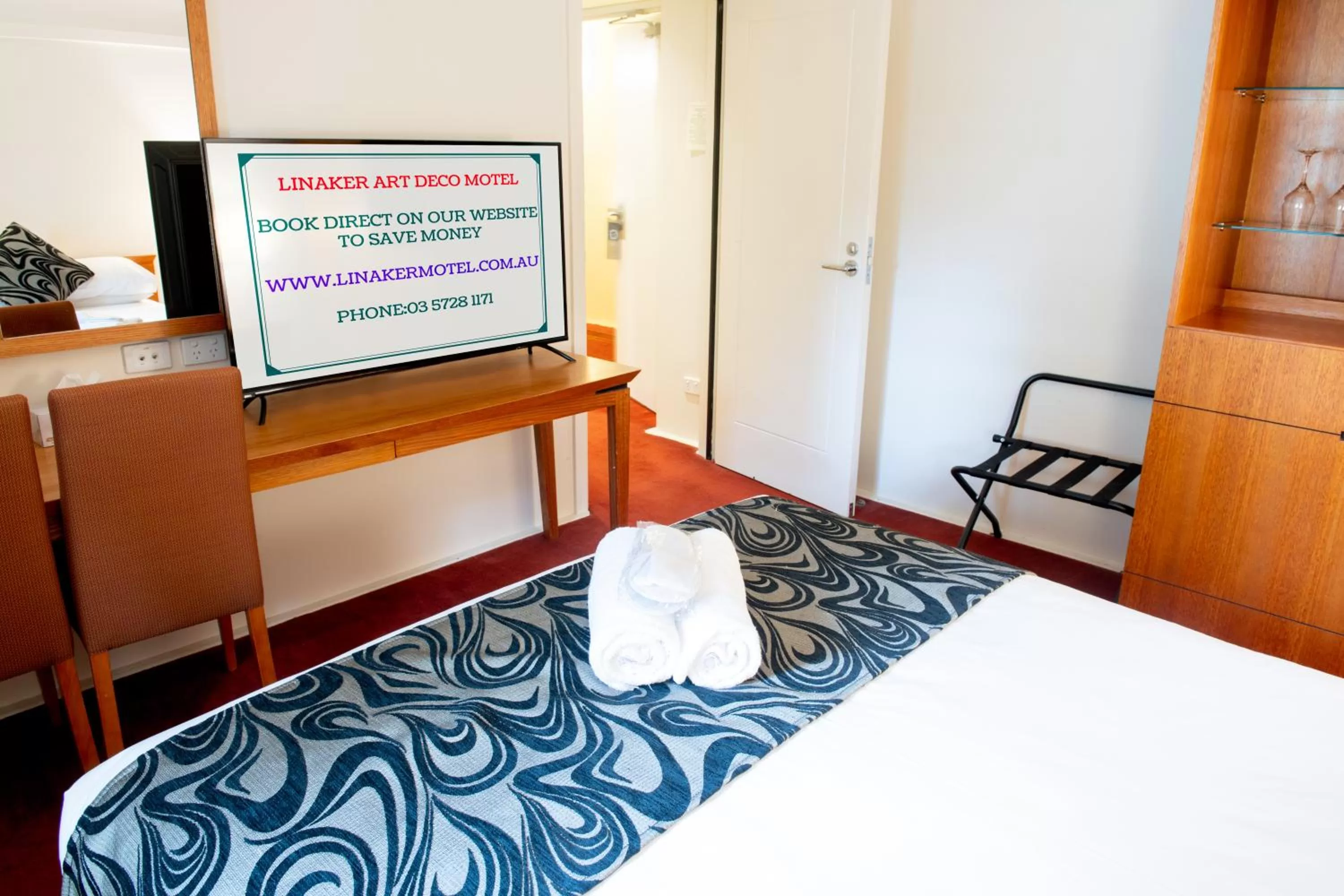 TV and multimedia, Bed in Linaker Art Deco Motel