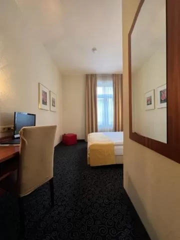 Photo of the whole room, Bed in Stadthotel