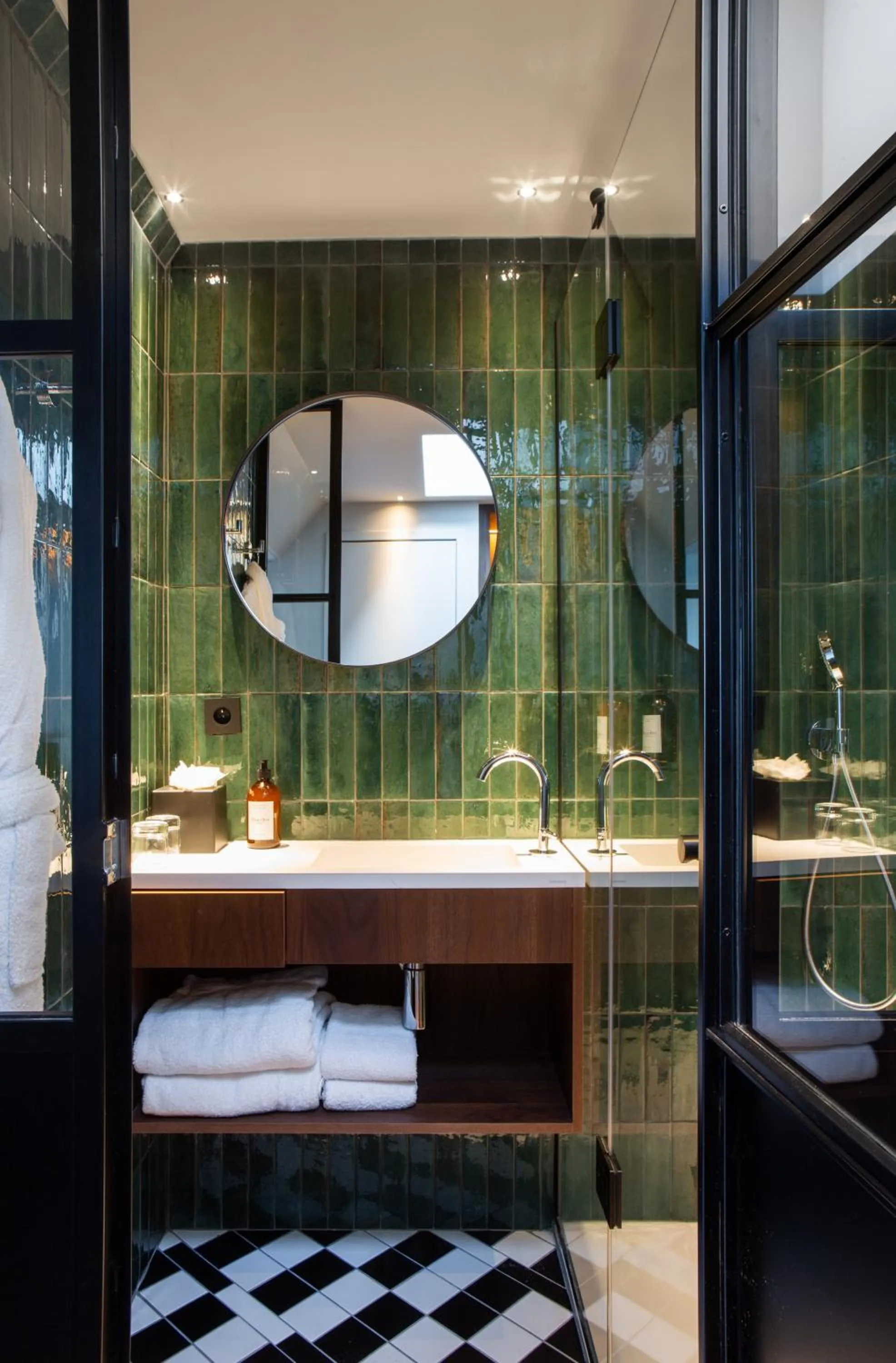 Shower in Hotel Flanelles Paris