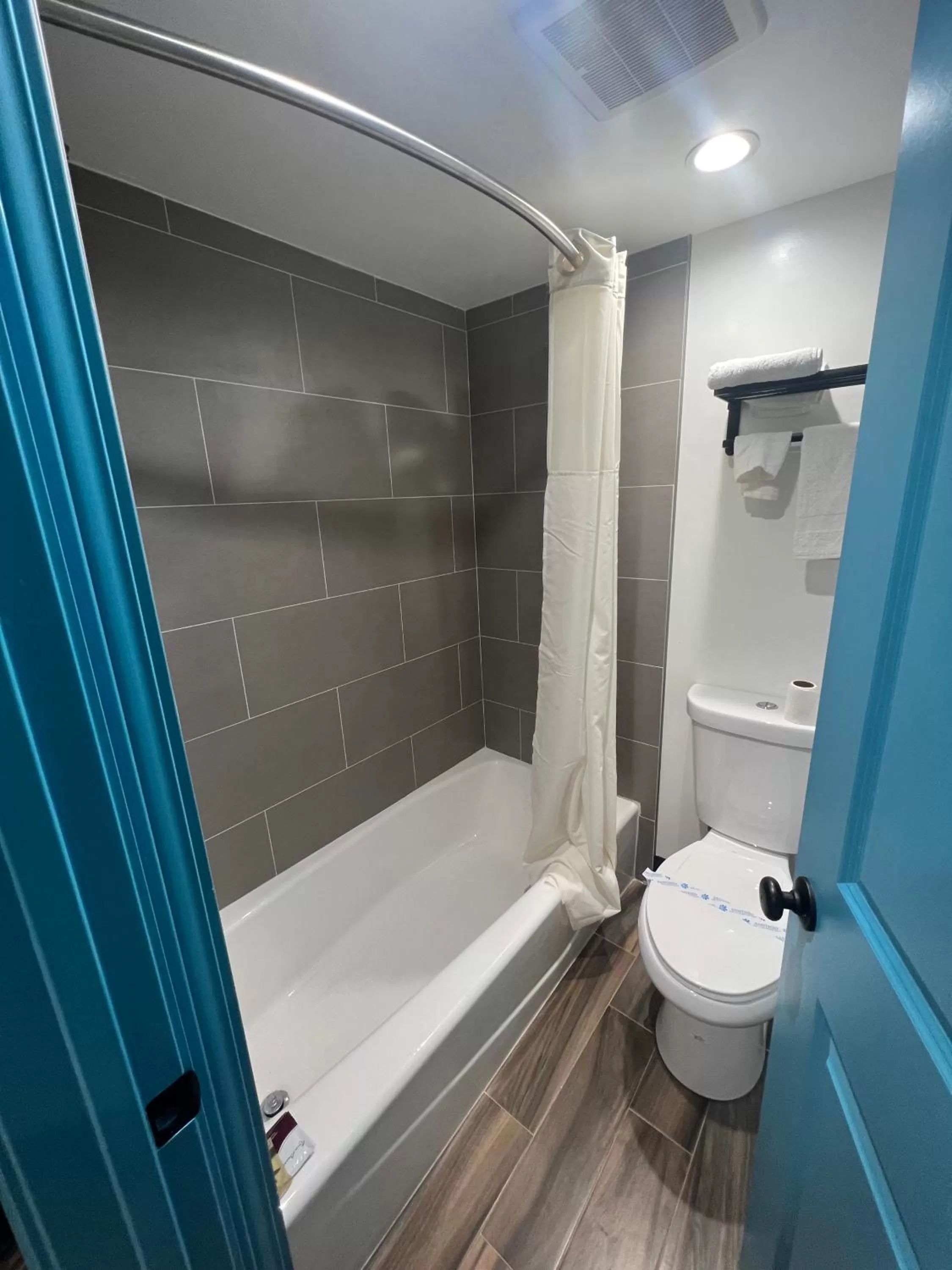 Bathroom in Arlo Motel