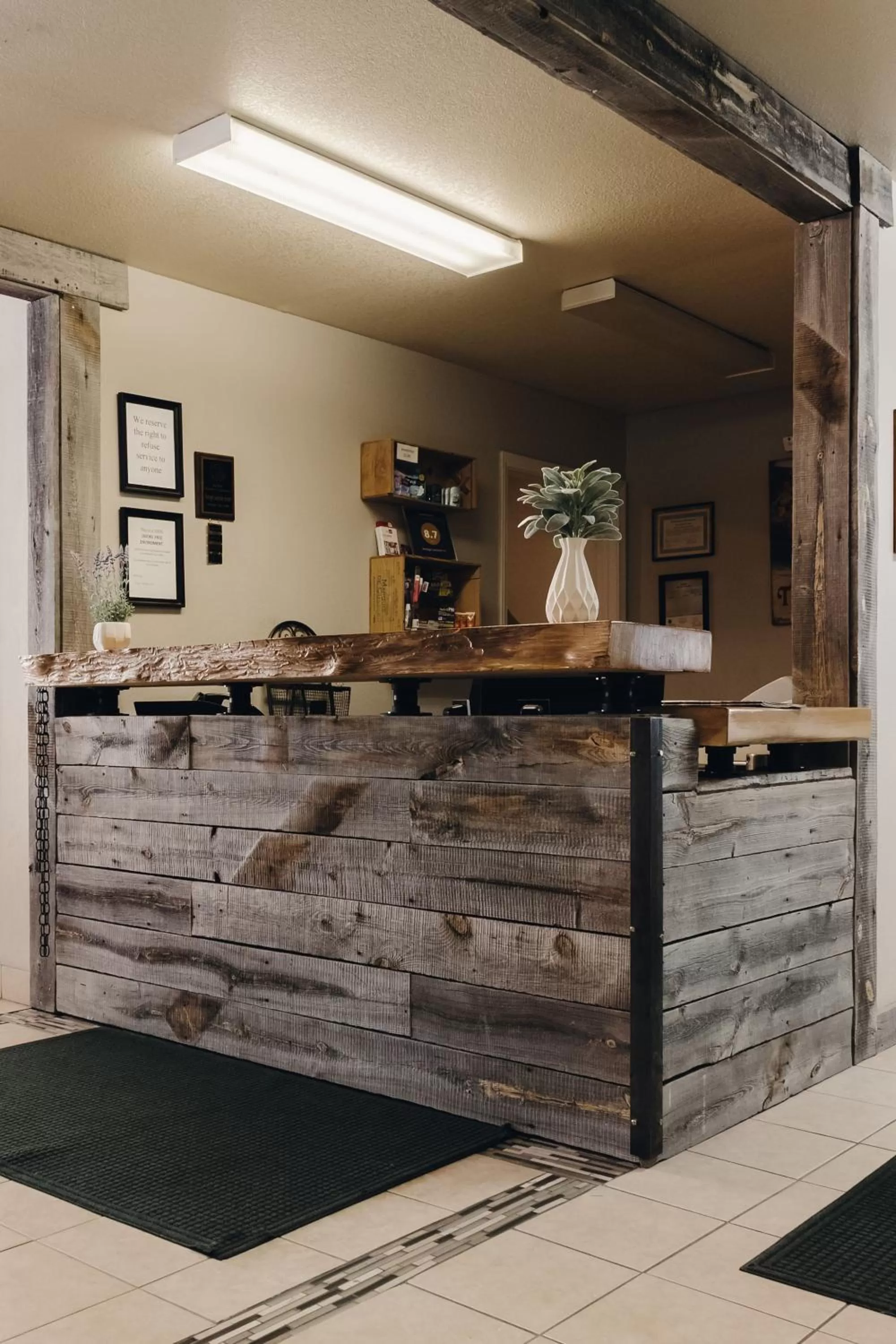 Vintage Lakeside Inn