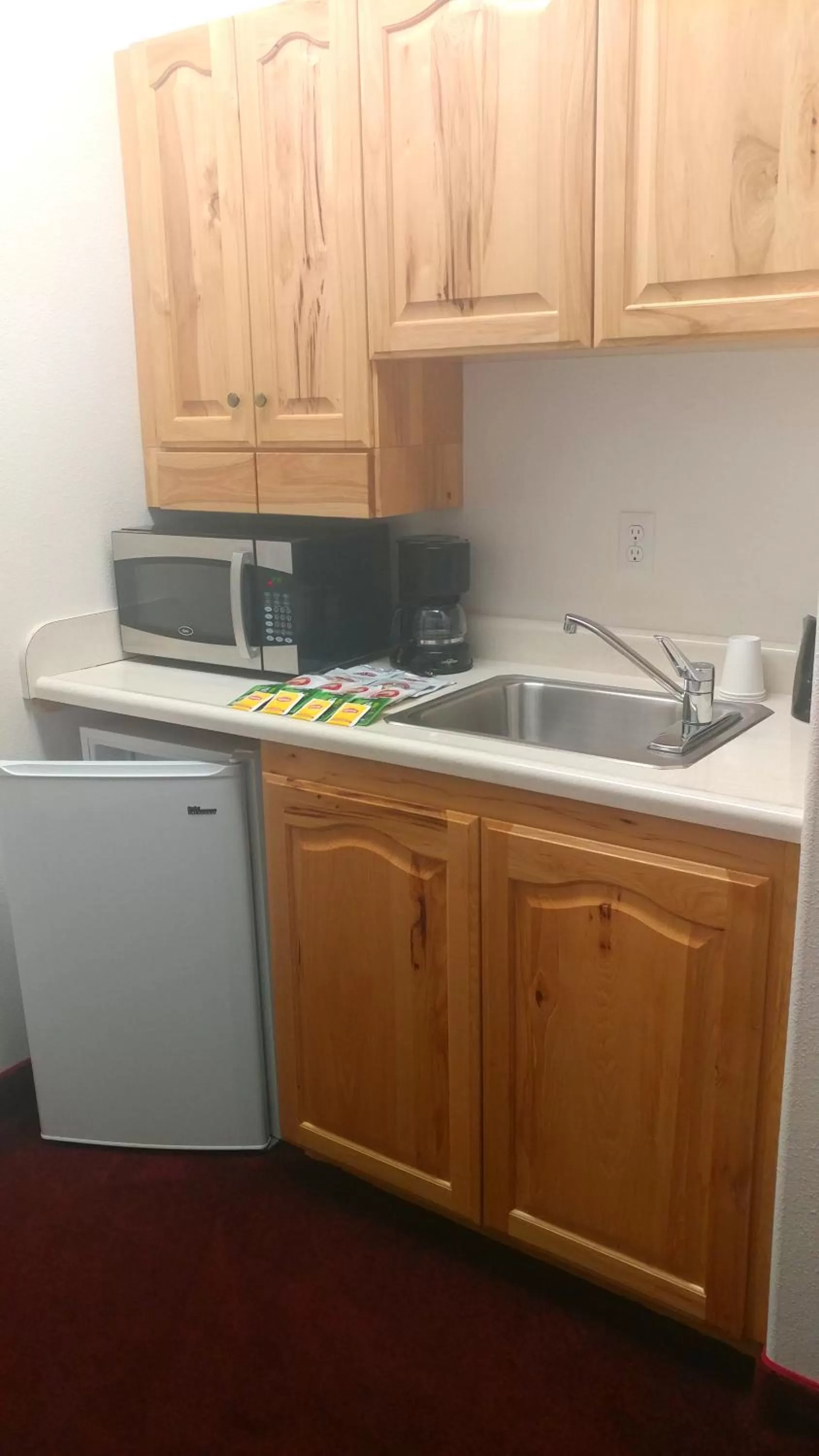 Kitchen/Kitchenette in Greenwood Village Inn & Suites