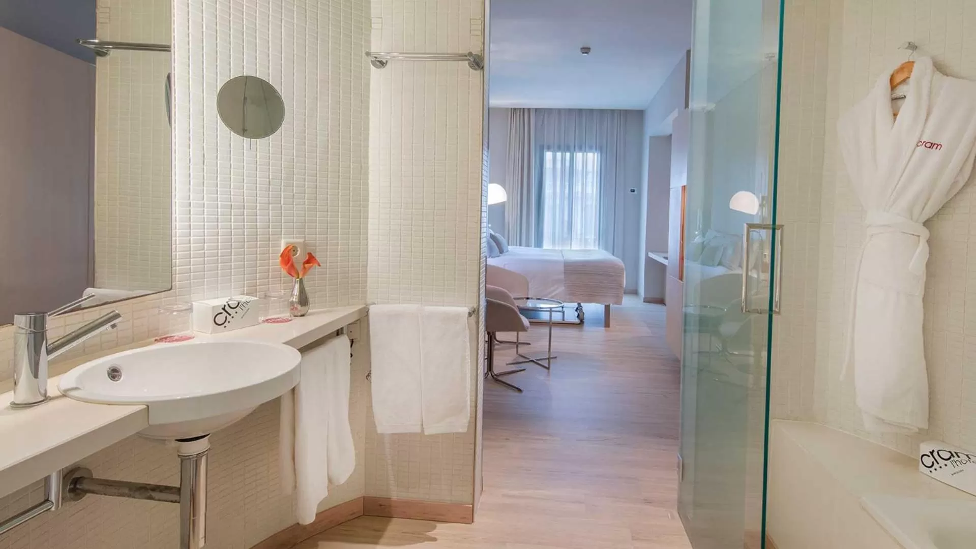 Bathroom, Bed in Cram Hotel