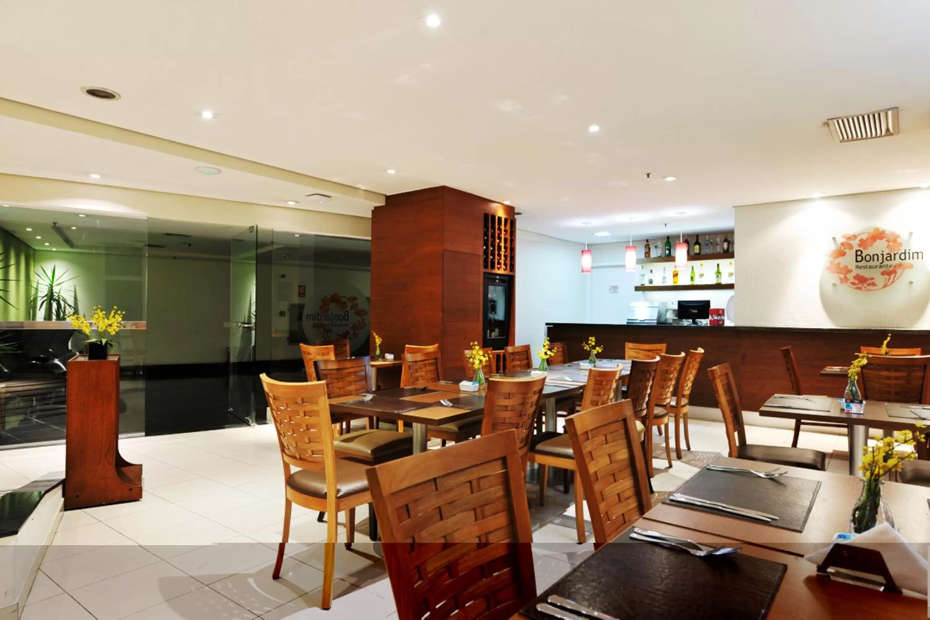 Restaurant/places to eat in Comfort Suites Alphaville