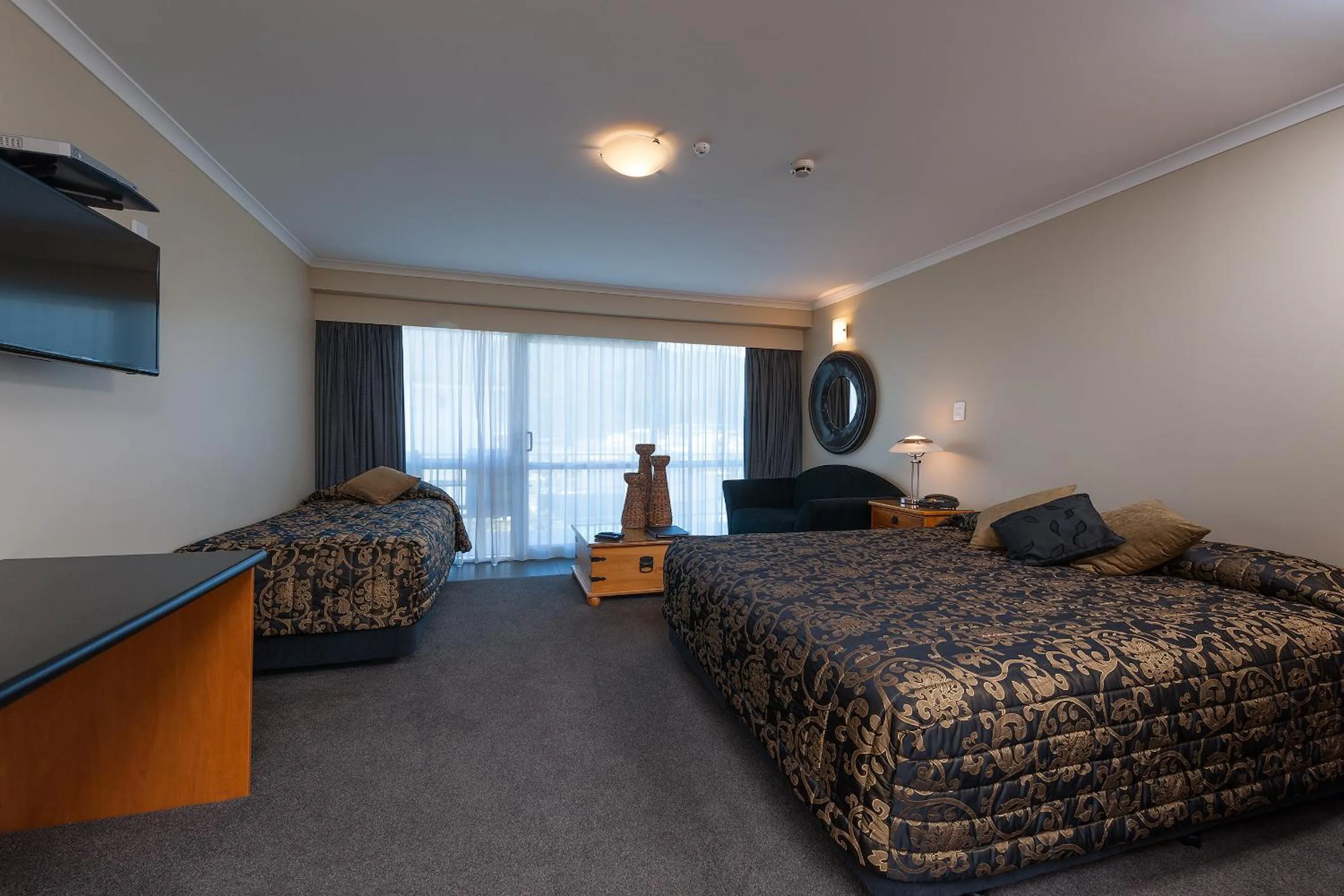 Photo of the whole room, Bed in Beachcomber Inn Picton