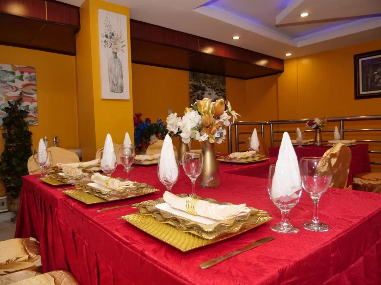 Restaurant/places to eat in Marriot Metropolitan Hotel