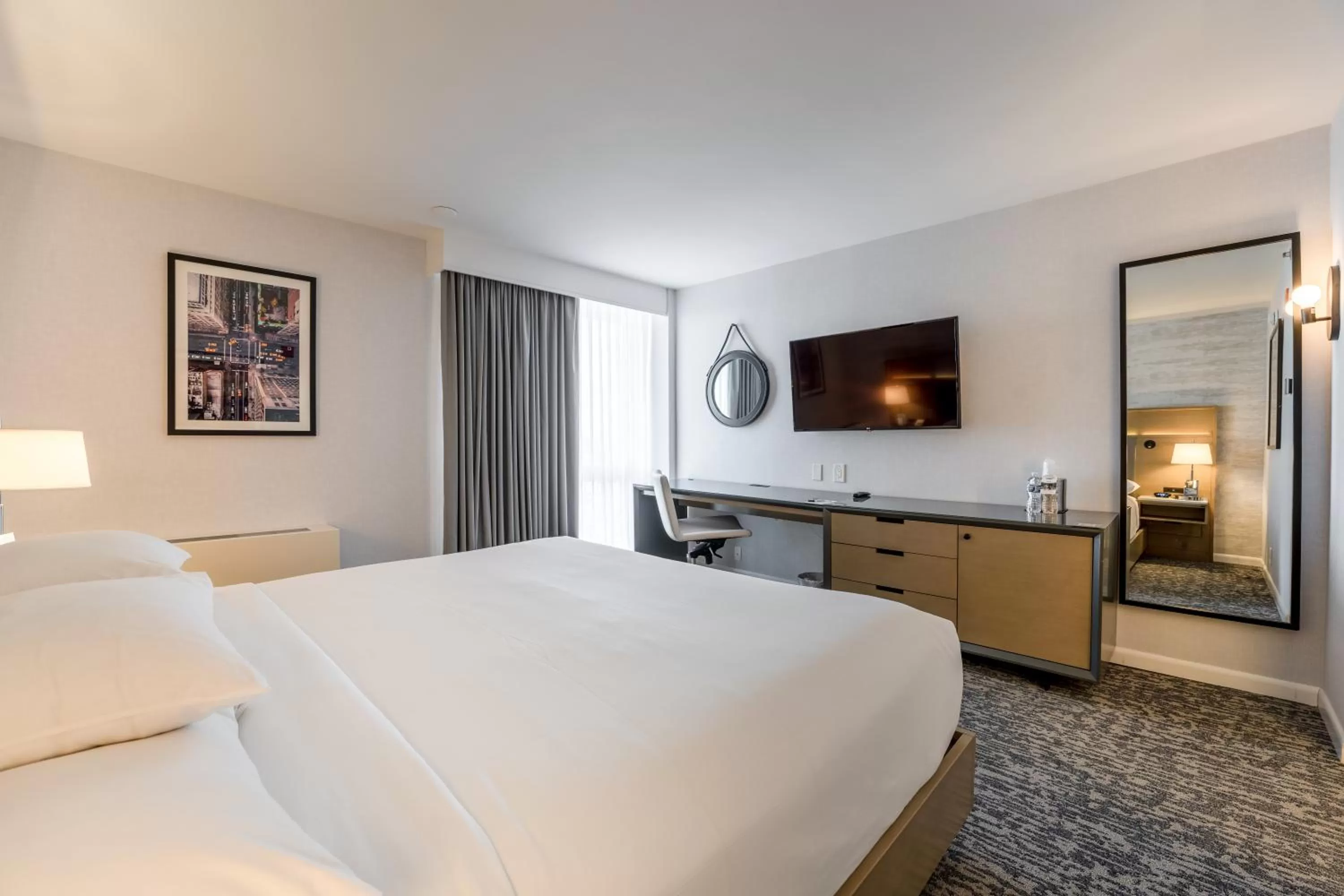 Photo of the whole room, Bed in Radisson Hotel JFK Airport