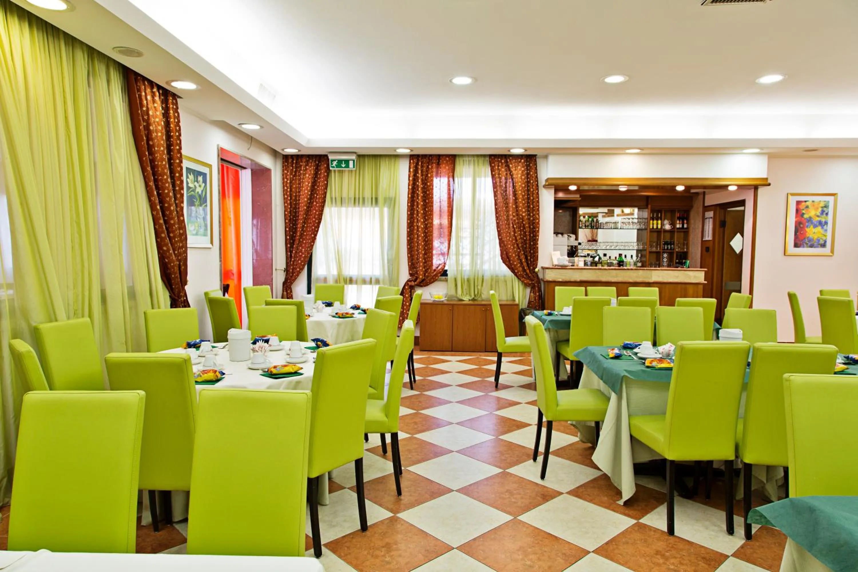 Restaurant/places to eat in Hotel President Pomezia