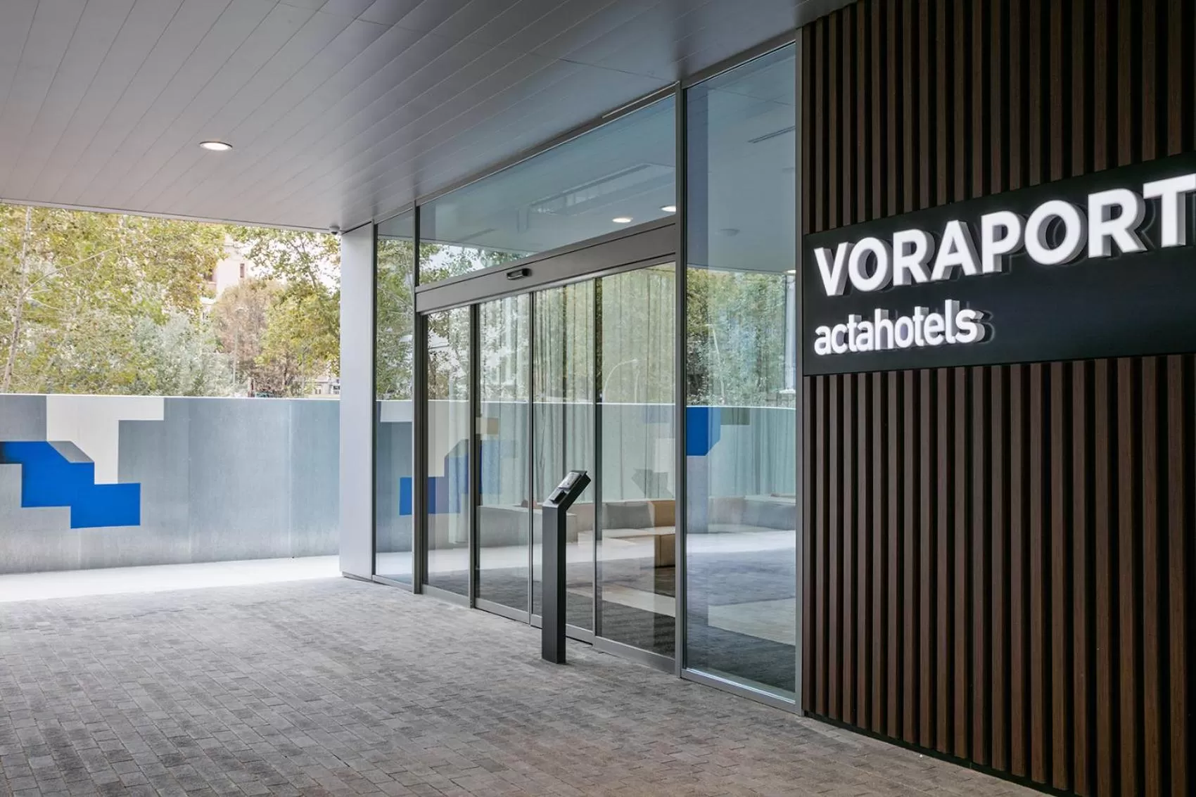 Facade/entrance in Acta Voraport