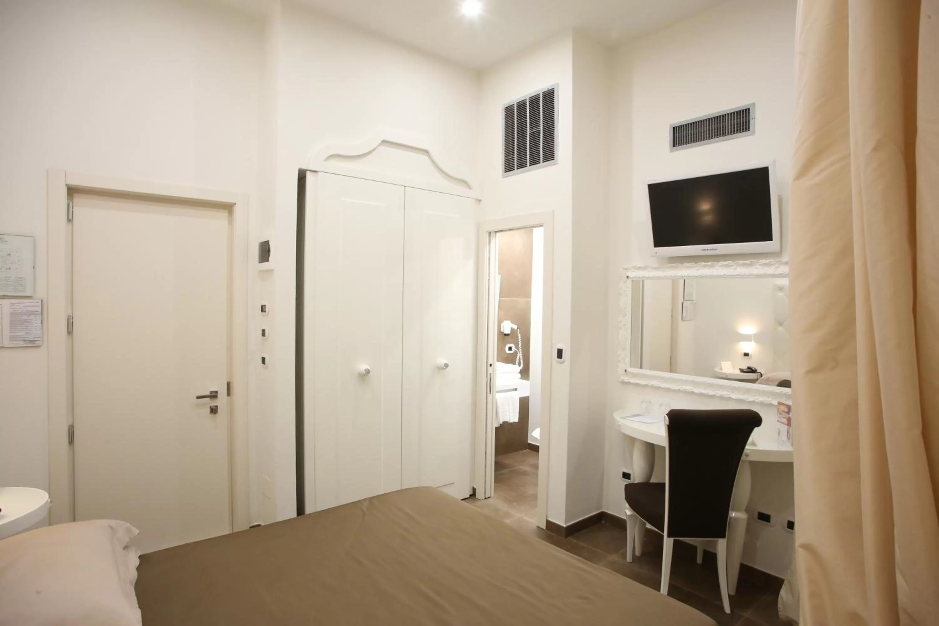 Bedroom, Bed in Hotel Columbia Wellness & Spa