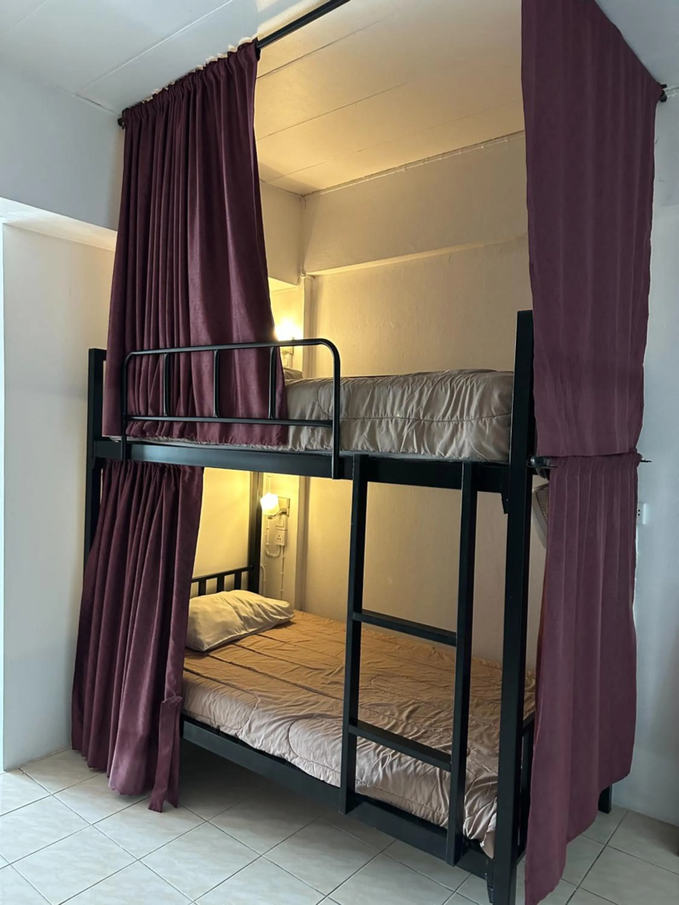 Property building, Bed in The Cabin Backpackers Hostel & Bar