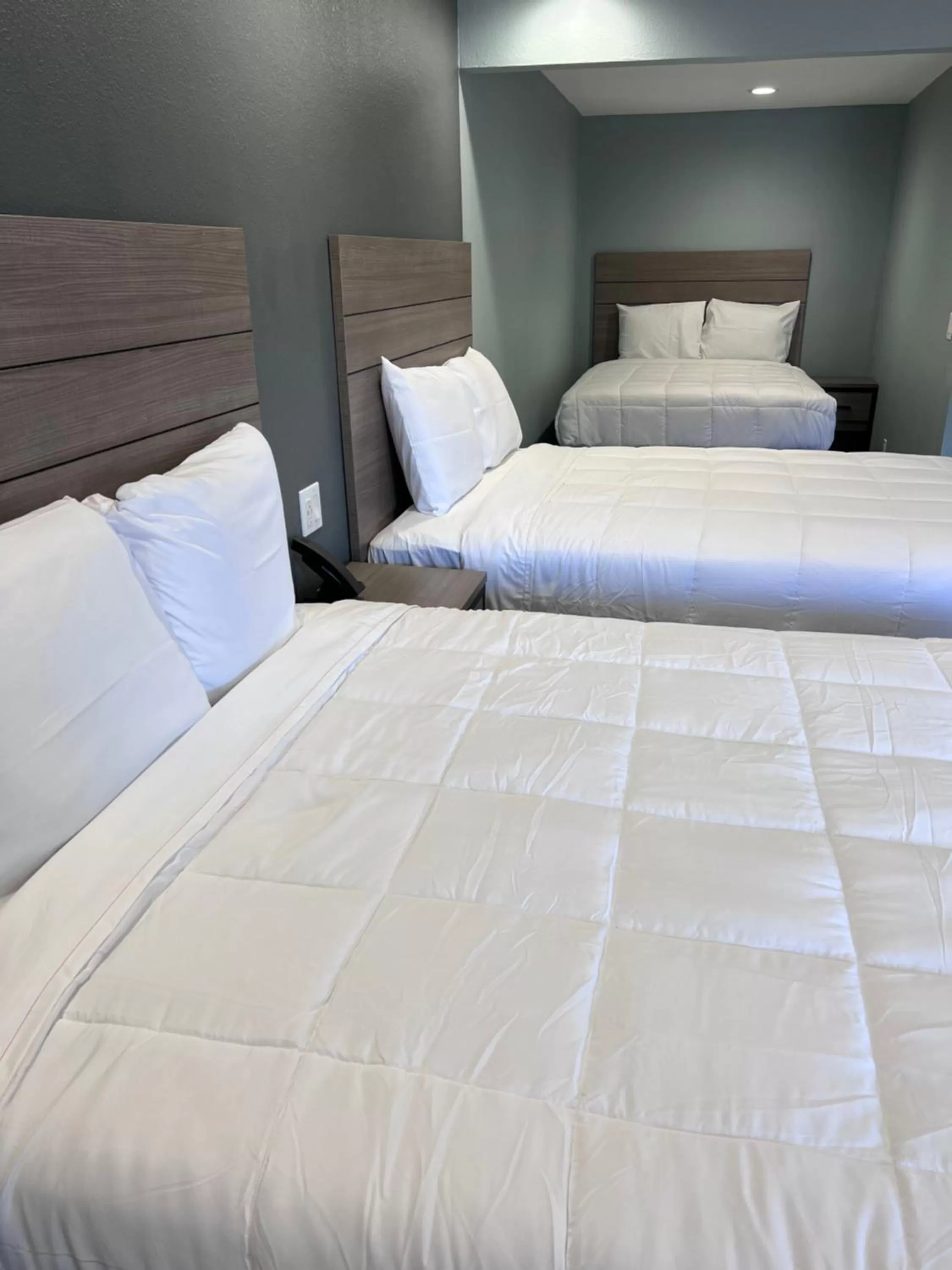 Bed in Surf City Inn & Suites