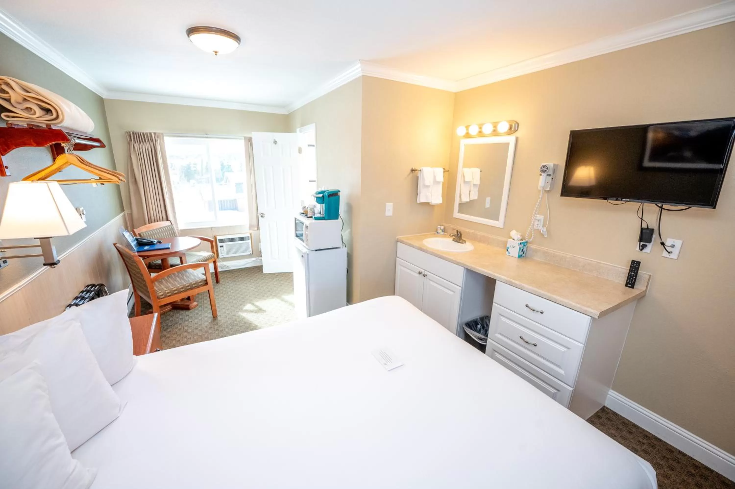 Photo of the whole room, Bed in Blue Door Inn