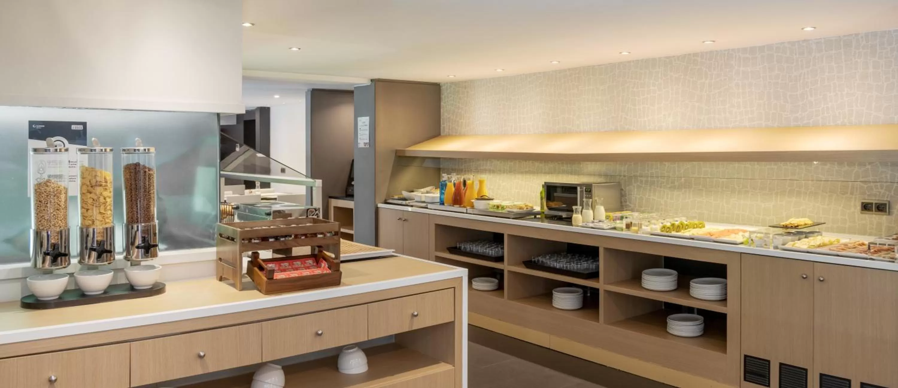 Buffet breakfast in Ilunion Almirante