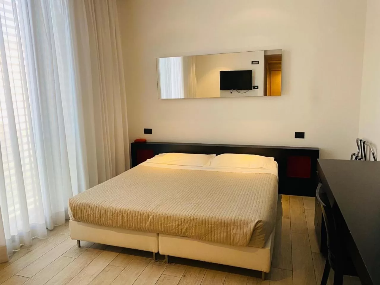 Bedroom, Bed in Blue Shades Hotel