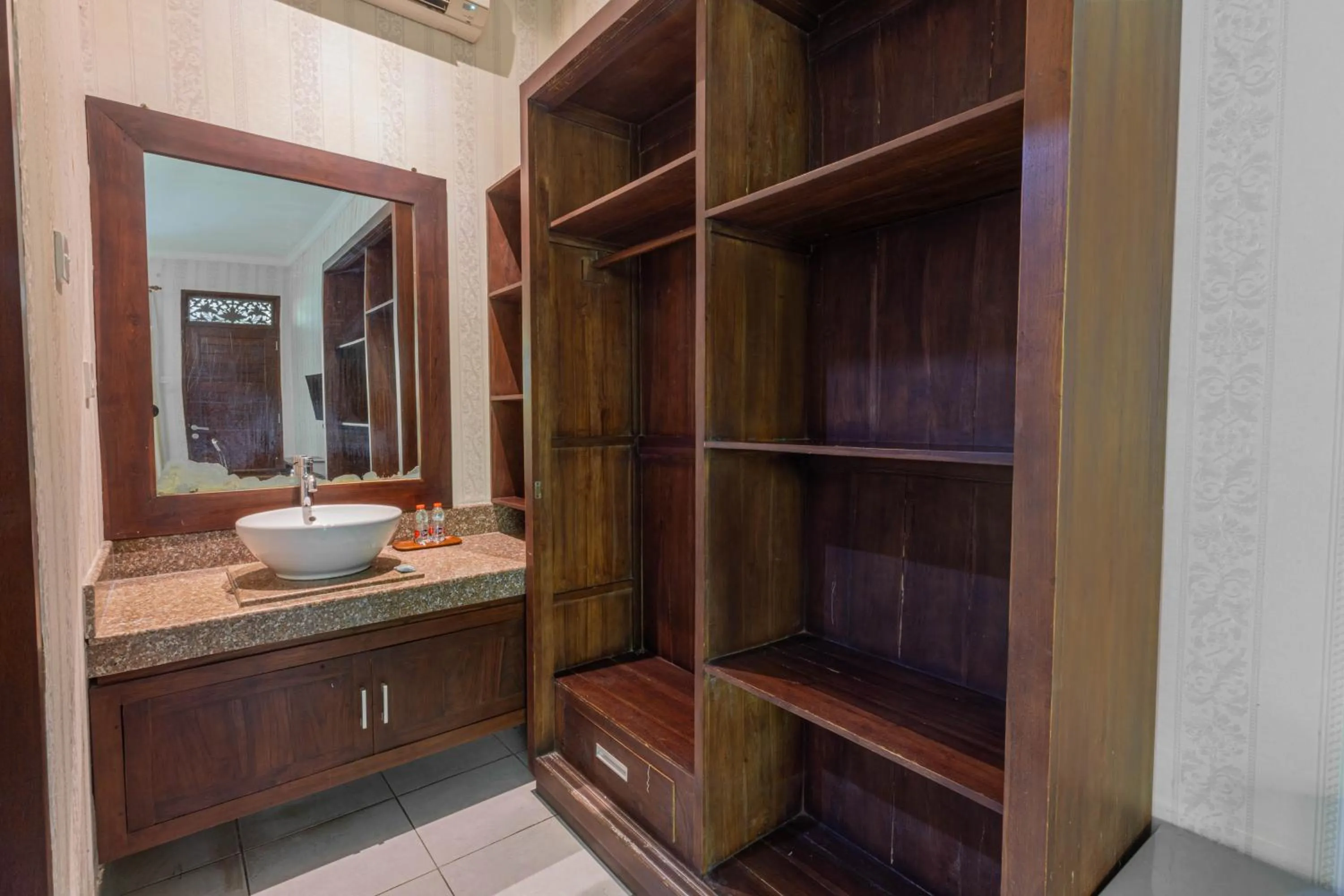 Bathroom in Puri Mango Guest House Sanur