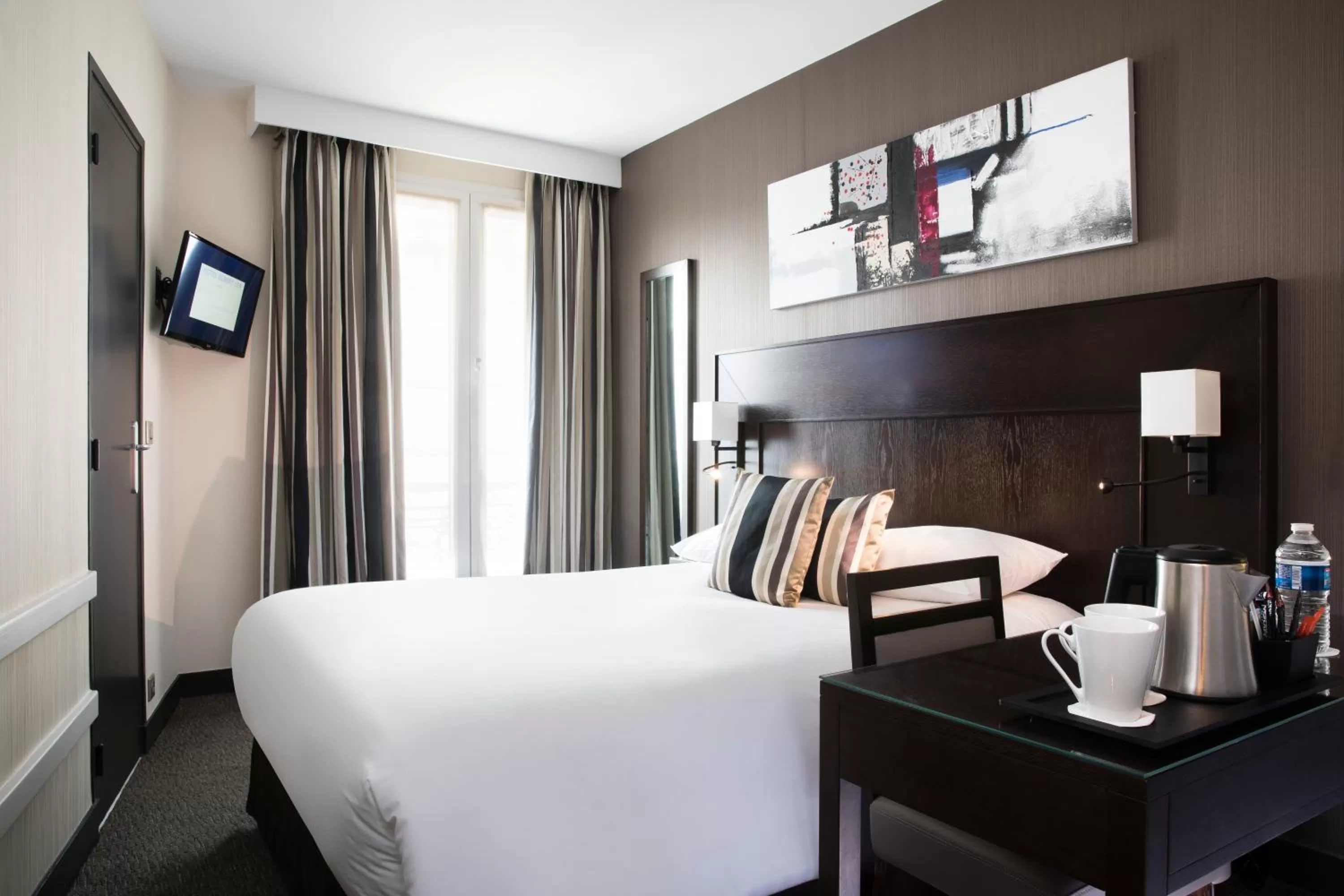 Toilet, Bed in Hôtel Albert 1er Paris Lafayette