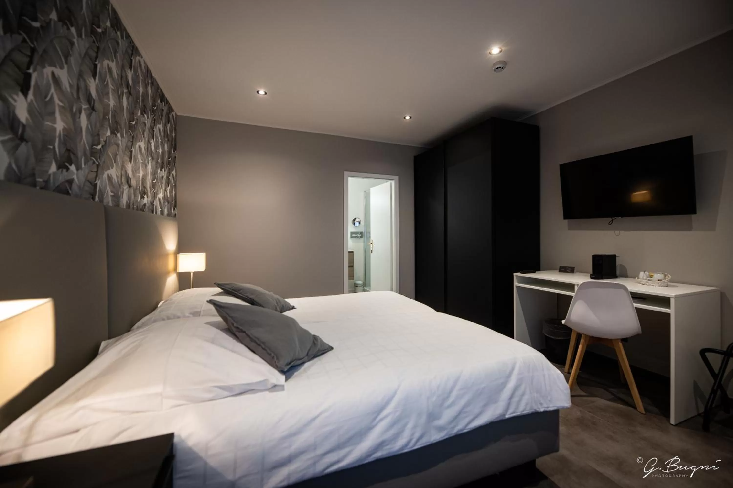 Bed in La Reine Hôtel & Restaurant