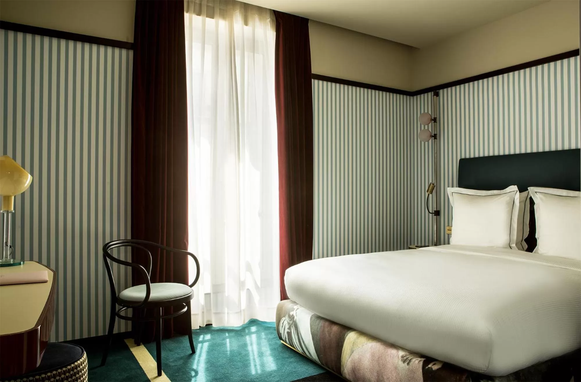 Bed in Hôtel du Rond-point des Champs-Élysées - Esprit de France