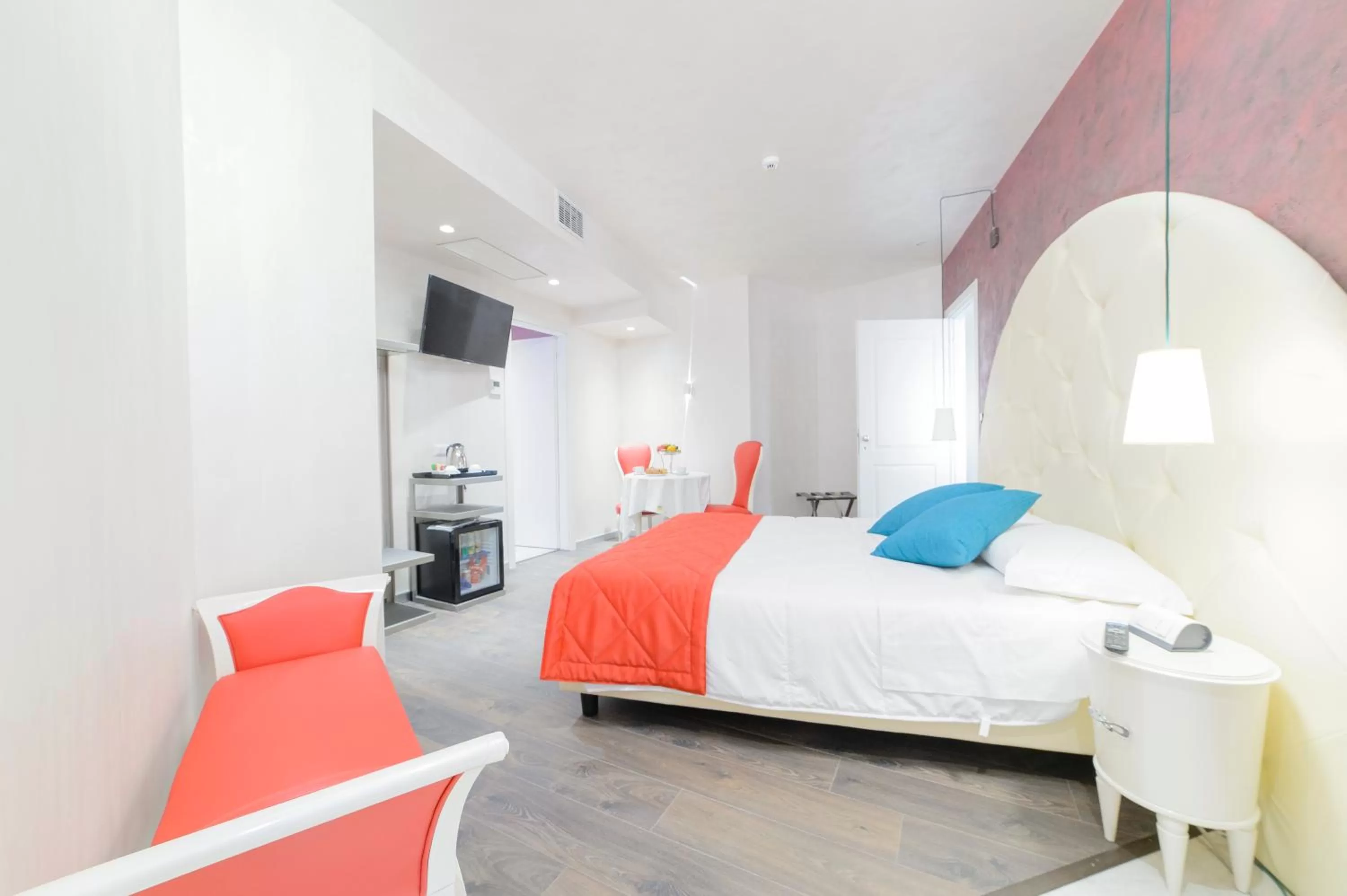 Spring, Bed in Hotel Vespasiano