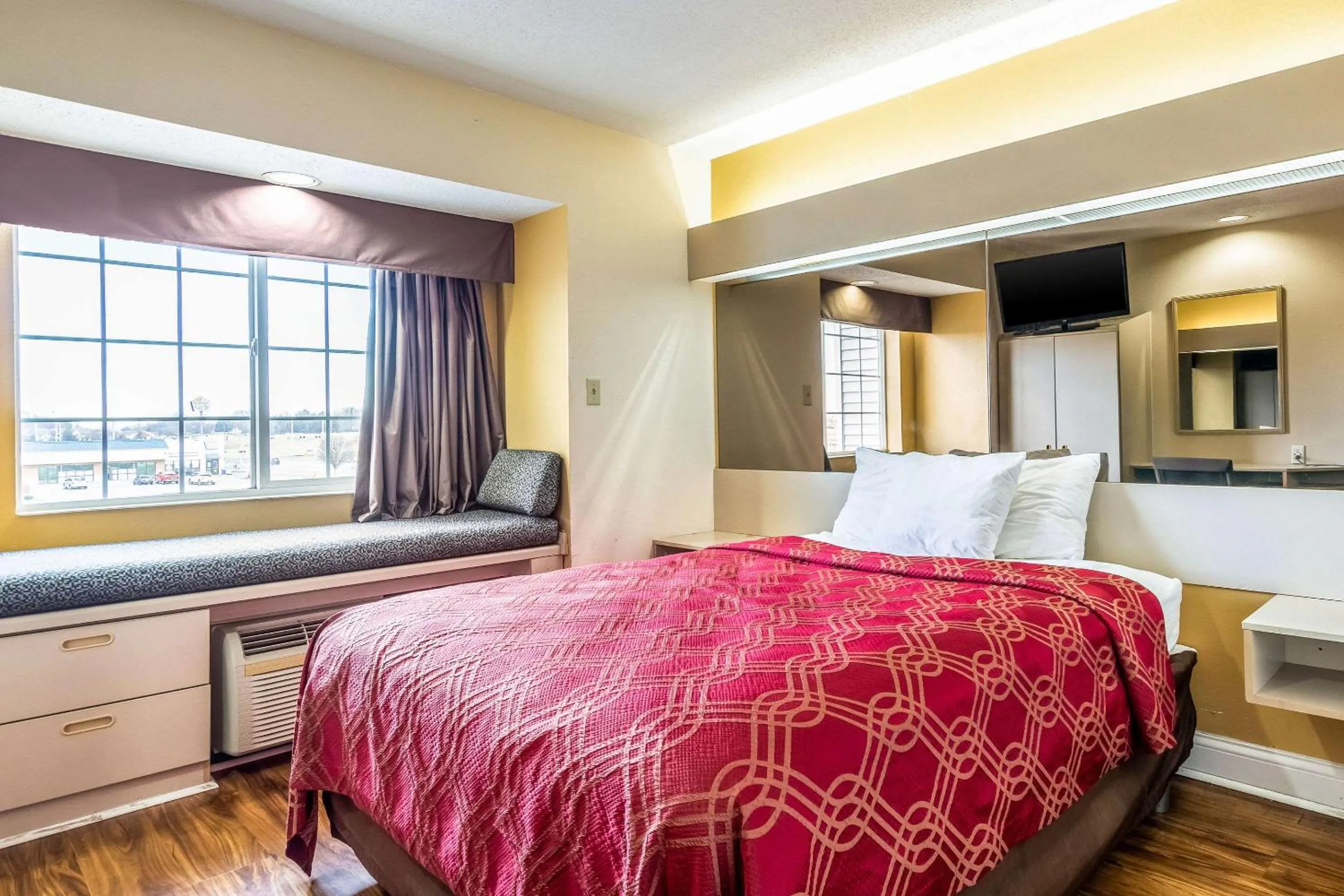 Photo of the whole room, Bed in Econo Lodge Inn & Suites Evansville East