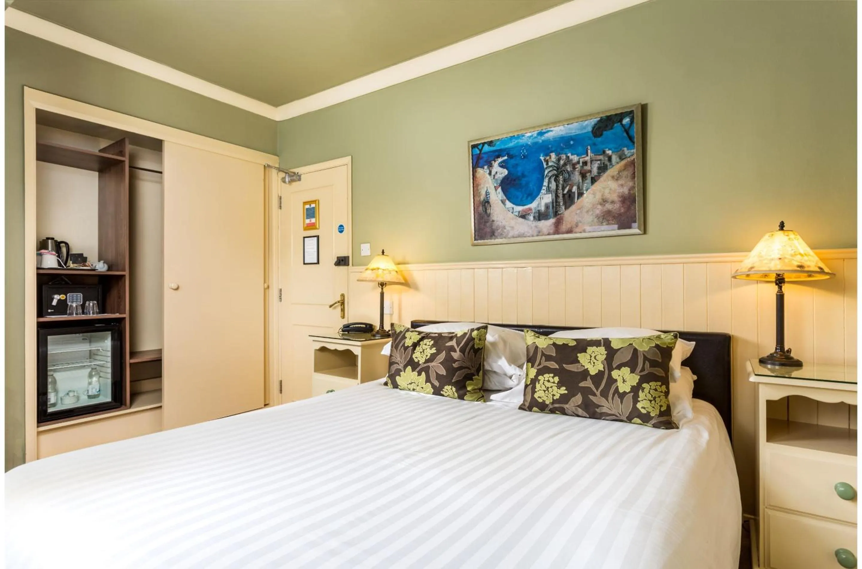 Bedroom, Bed in Orestone Manor