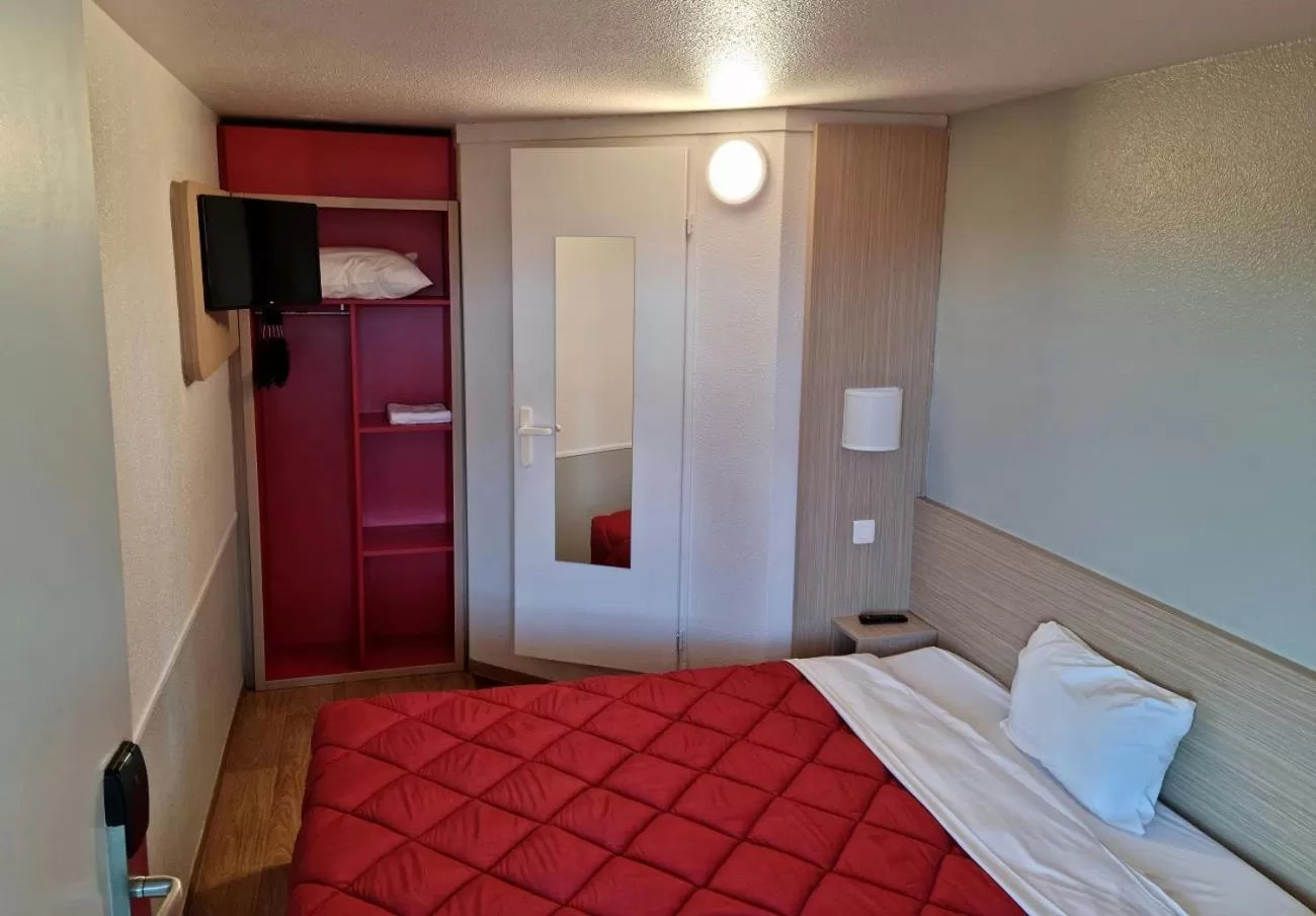Photo of the whole room, Bed in Premiere Classe Honfleur