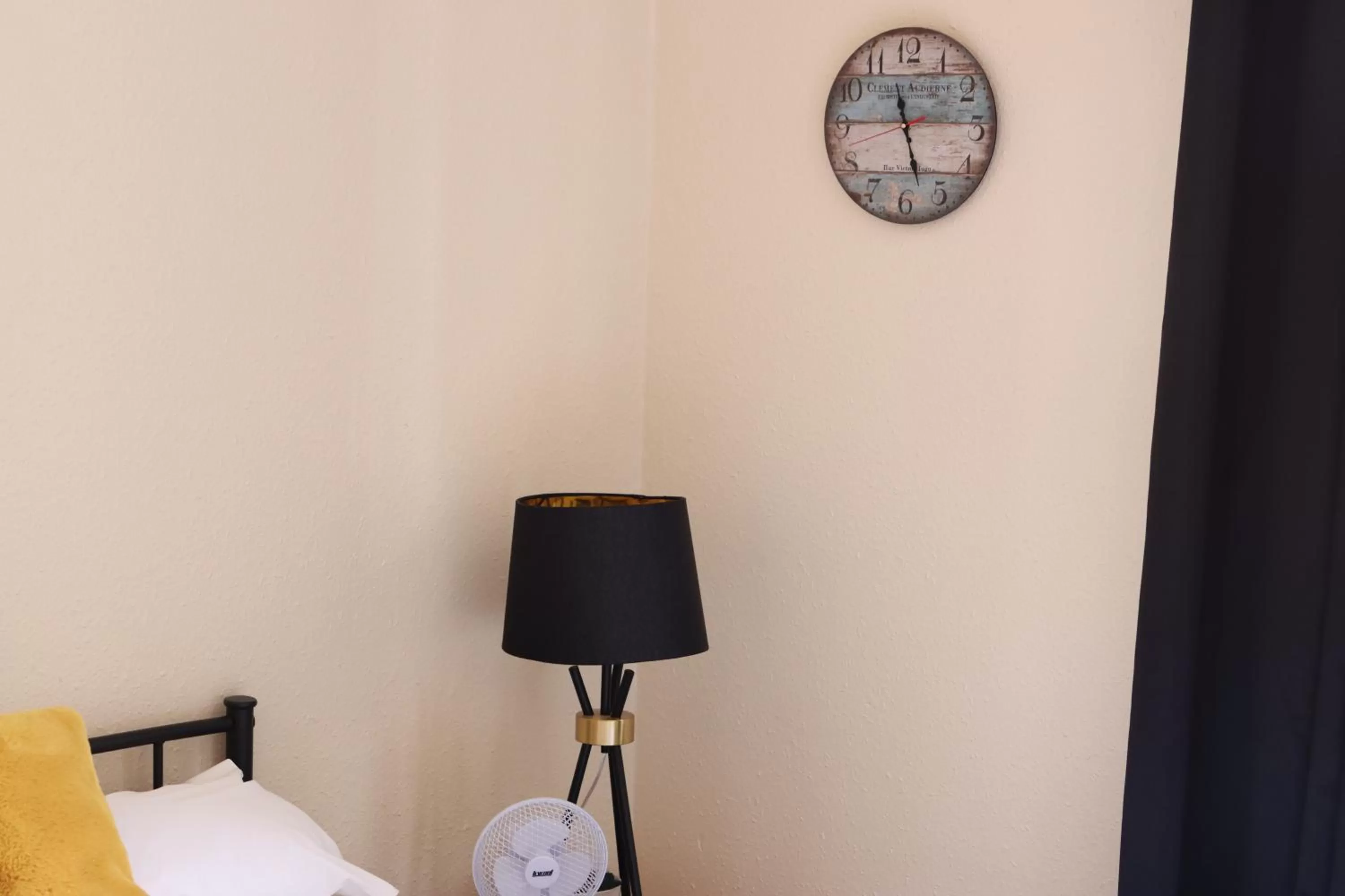 Bedroom, Bed in Huntsman Tavern