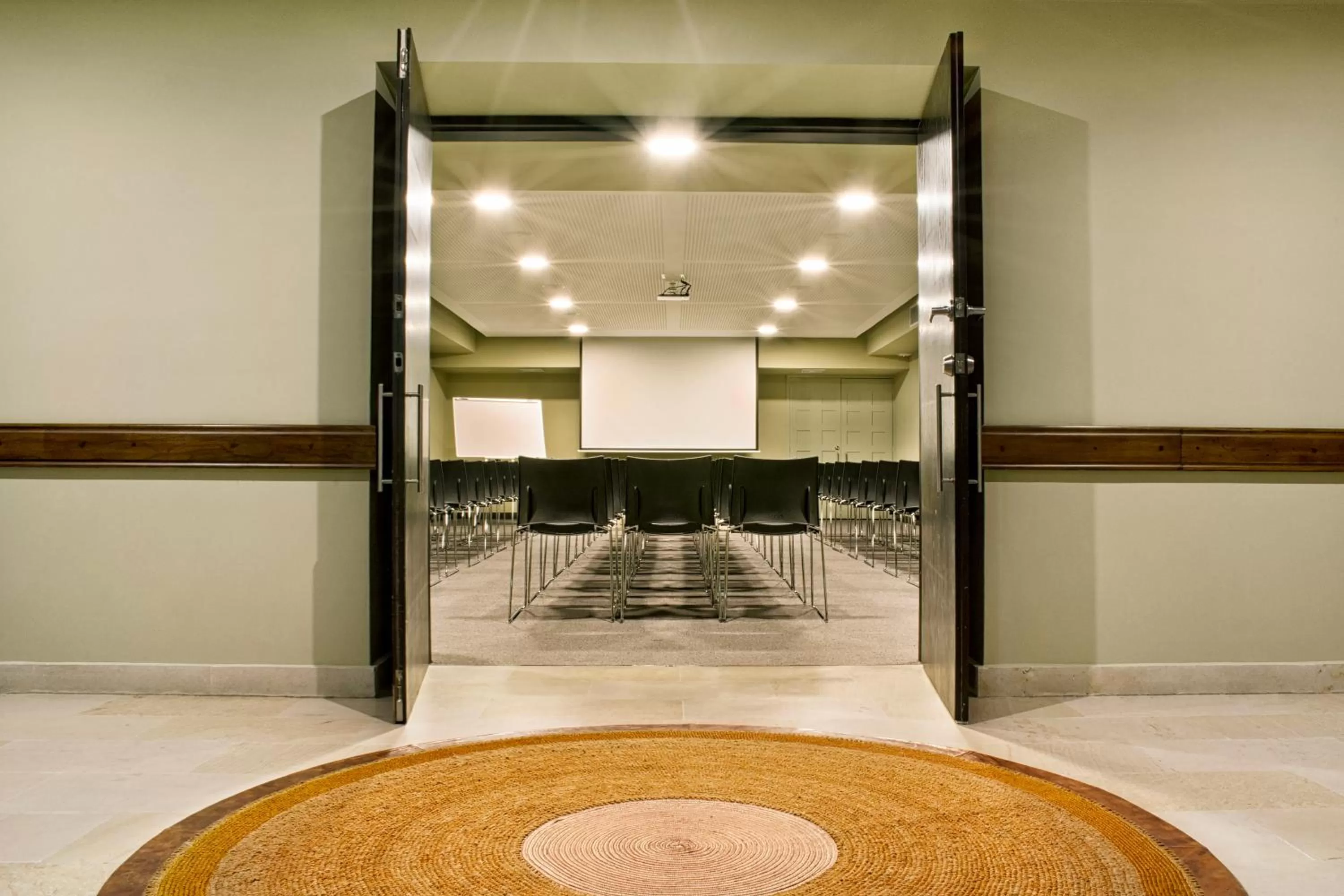 Business facilities in Movich Casa del Alferez