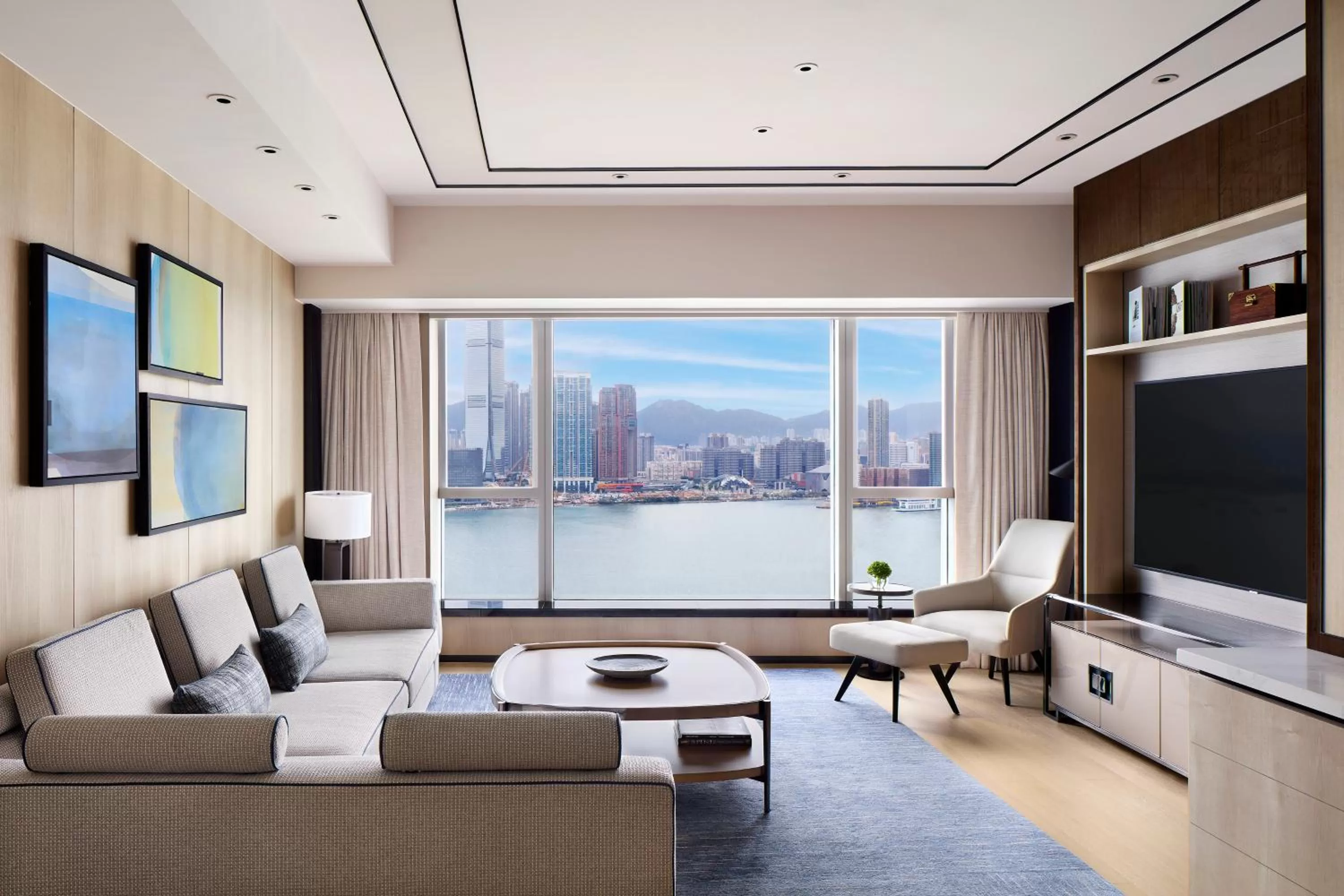 Living room in Four Seasons Hotel Hong Kong