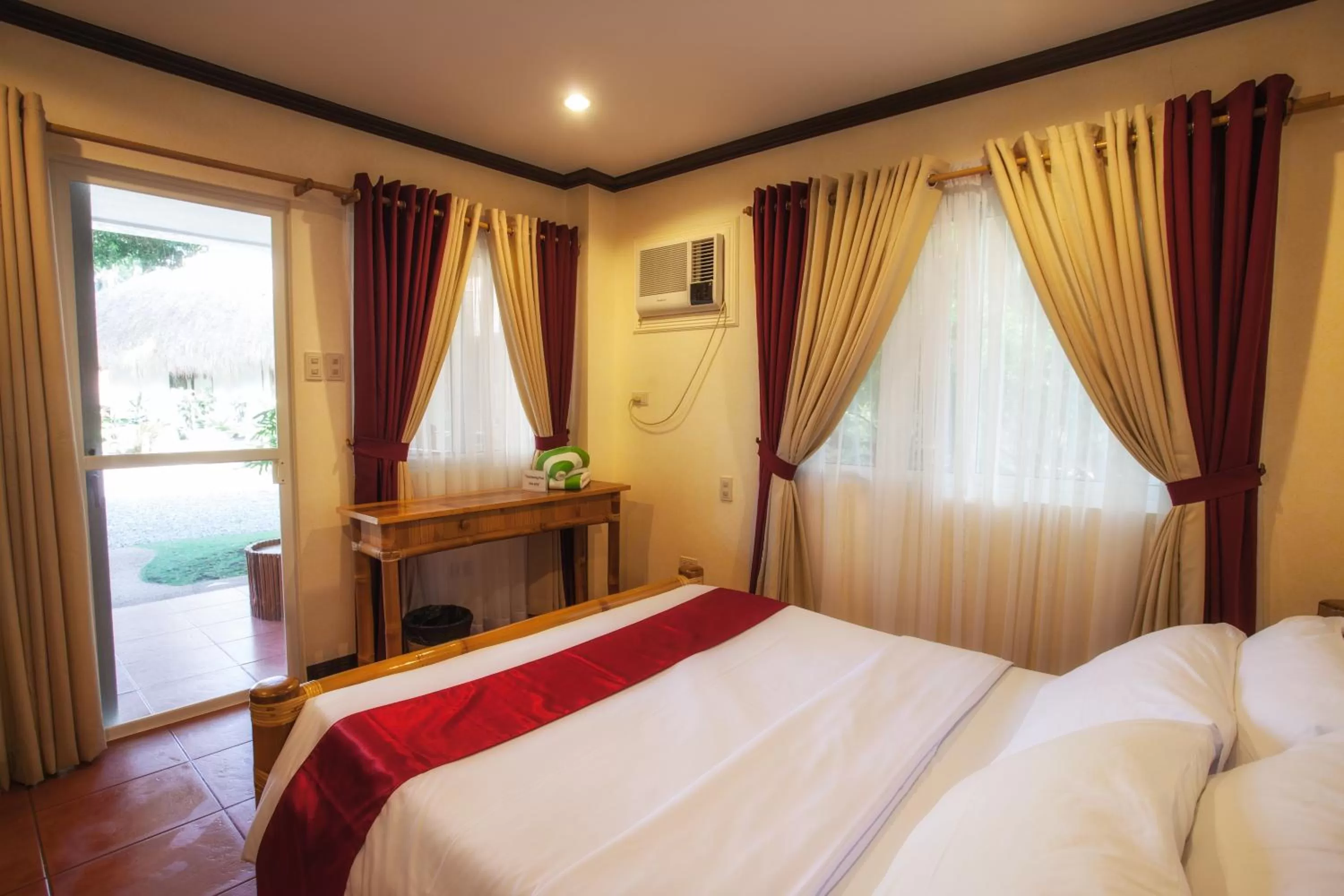 Bedroom, Bed in Pura Vida Beach & Dive Resort