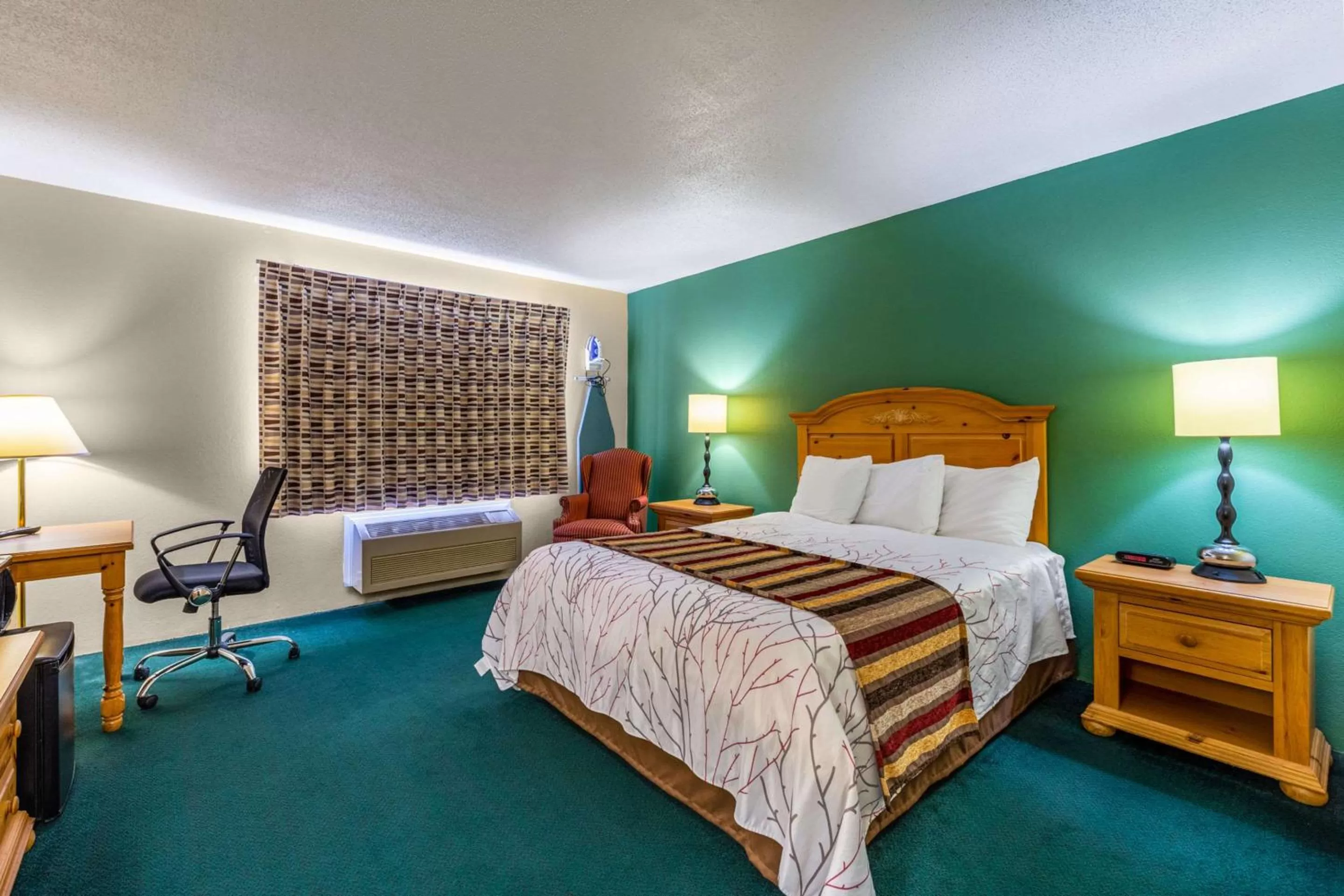 Photo of the whole room, Bed in Rodeway Inn Milaca