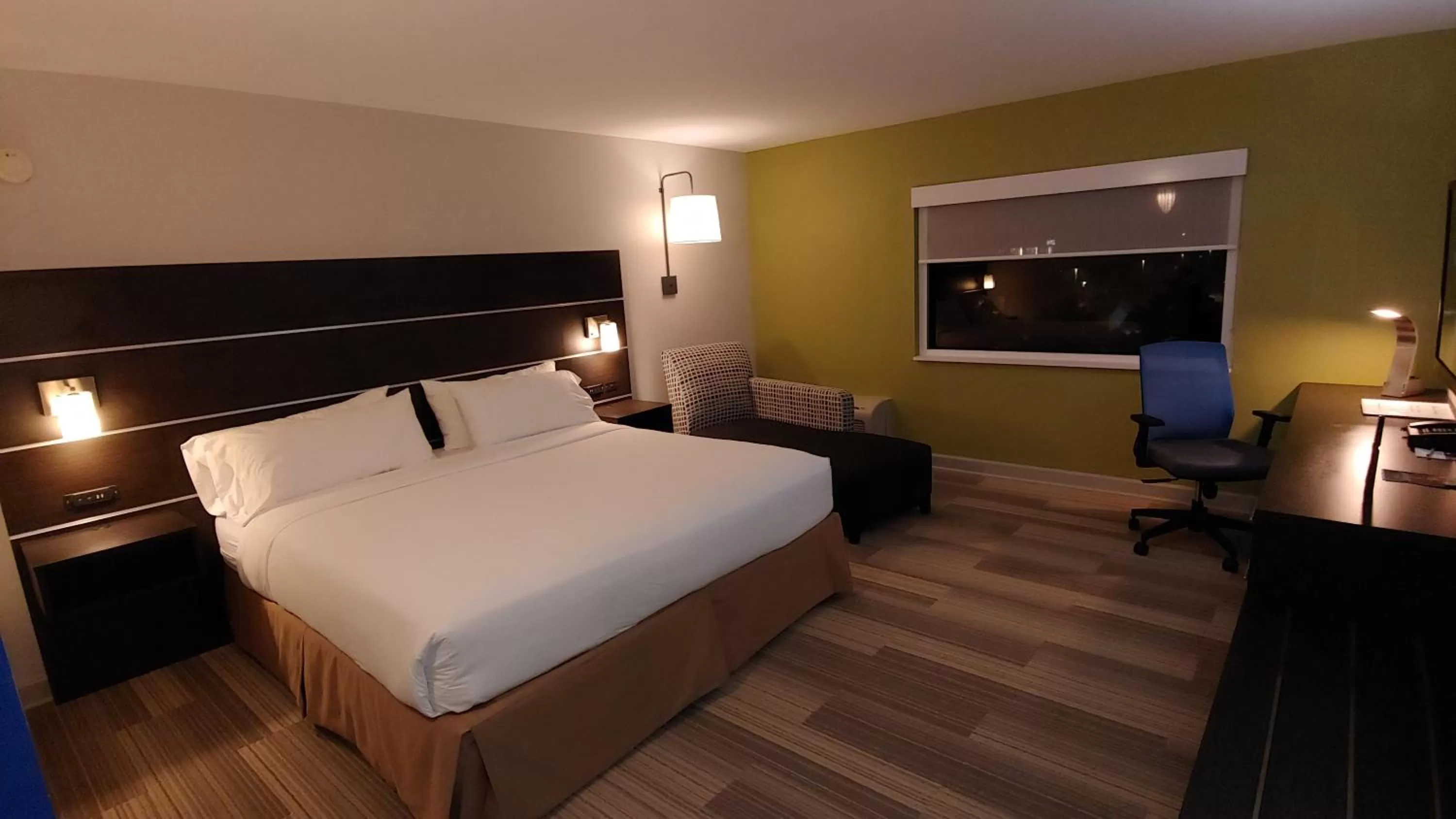 Photo of the whole room, Bed in Holiday Inn Express Schaumburg-Rolling Meadows by IHG