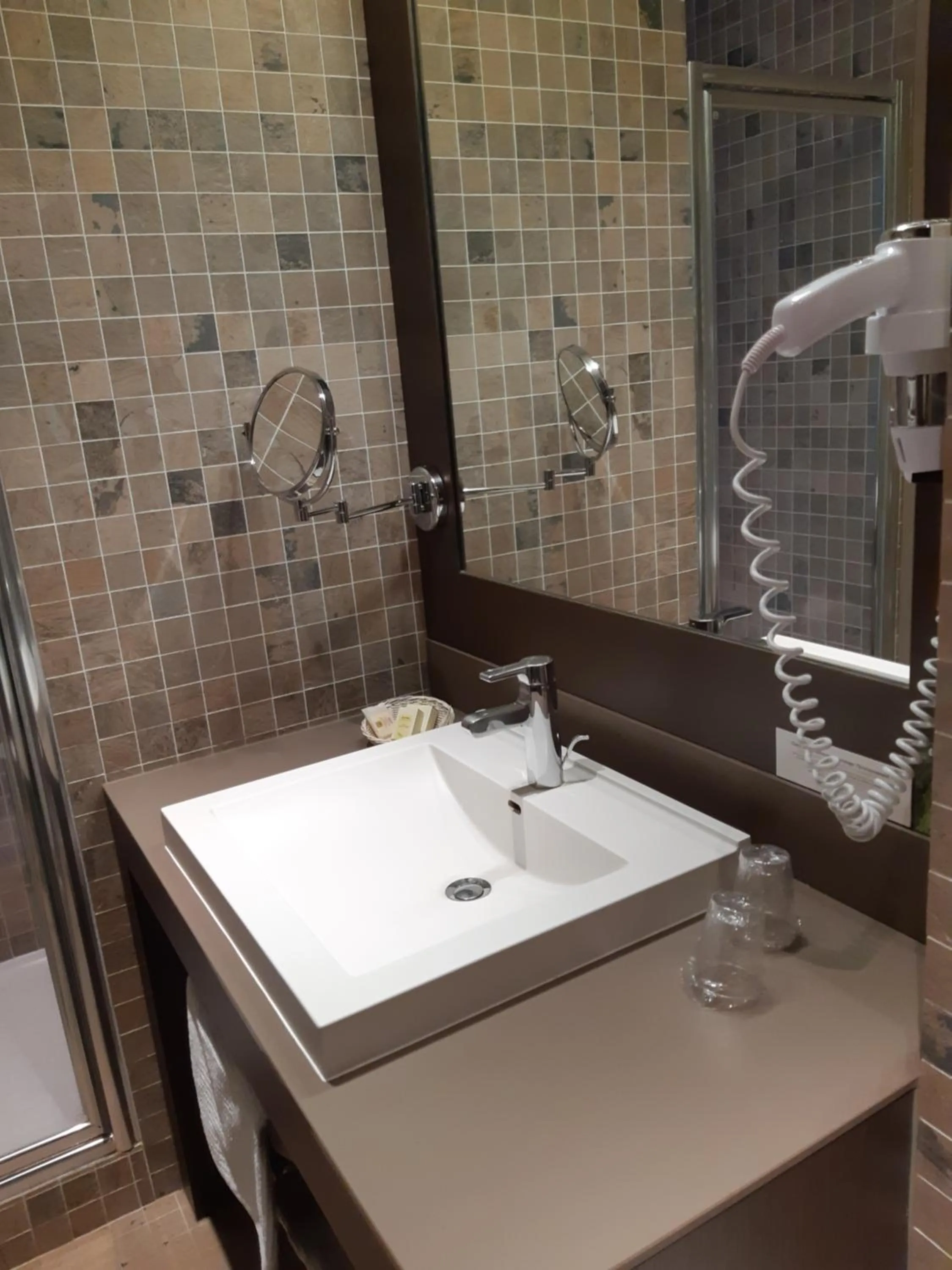Shower in Logis Auberge Saint Simond